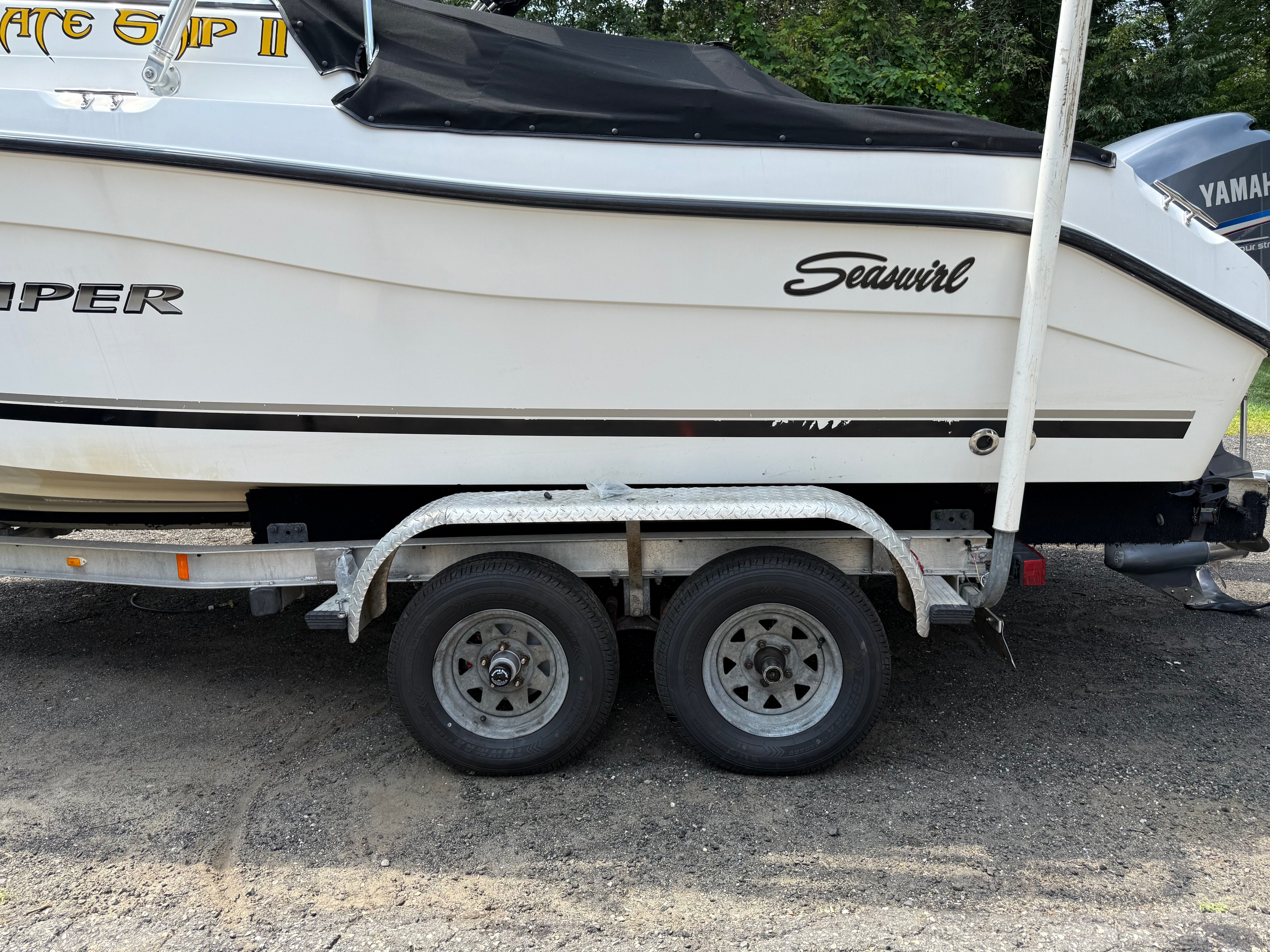 2002 Seaswirl Striper 2101 DC on a trailer, featuring a Yamaha engine.