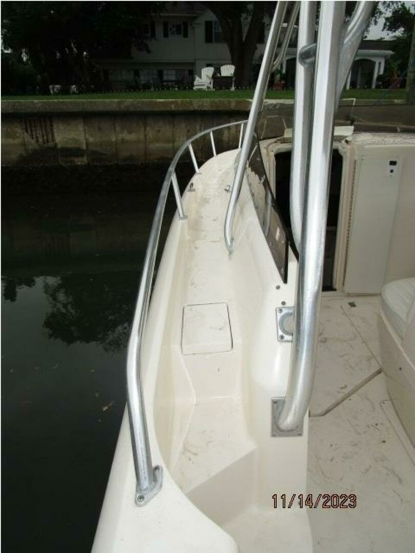 2001 Intrepid 348 Walkaround - Image 9