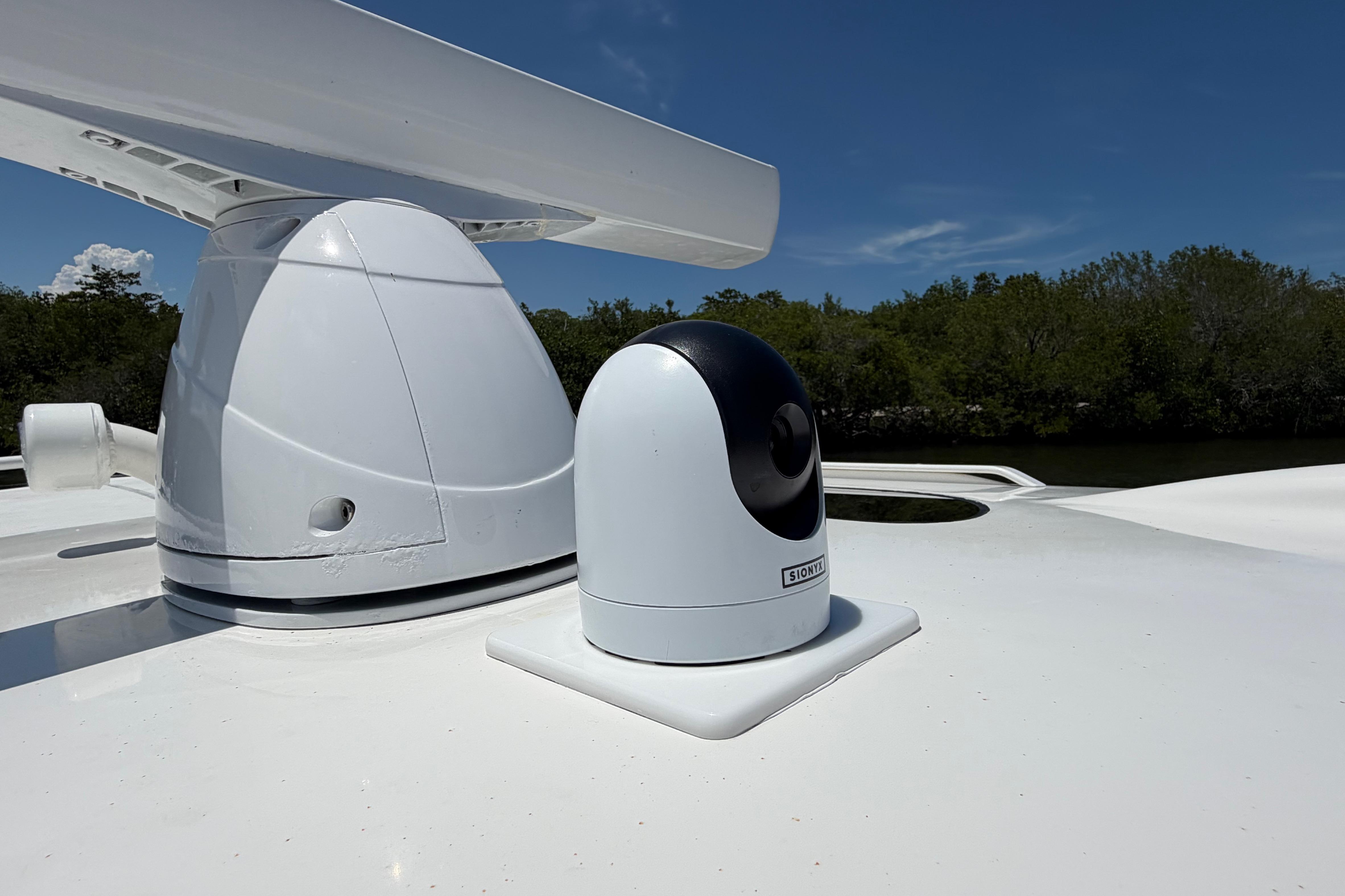 Radar and camera system on 2009 Everglades 350LX boat under clear blue sky.