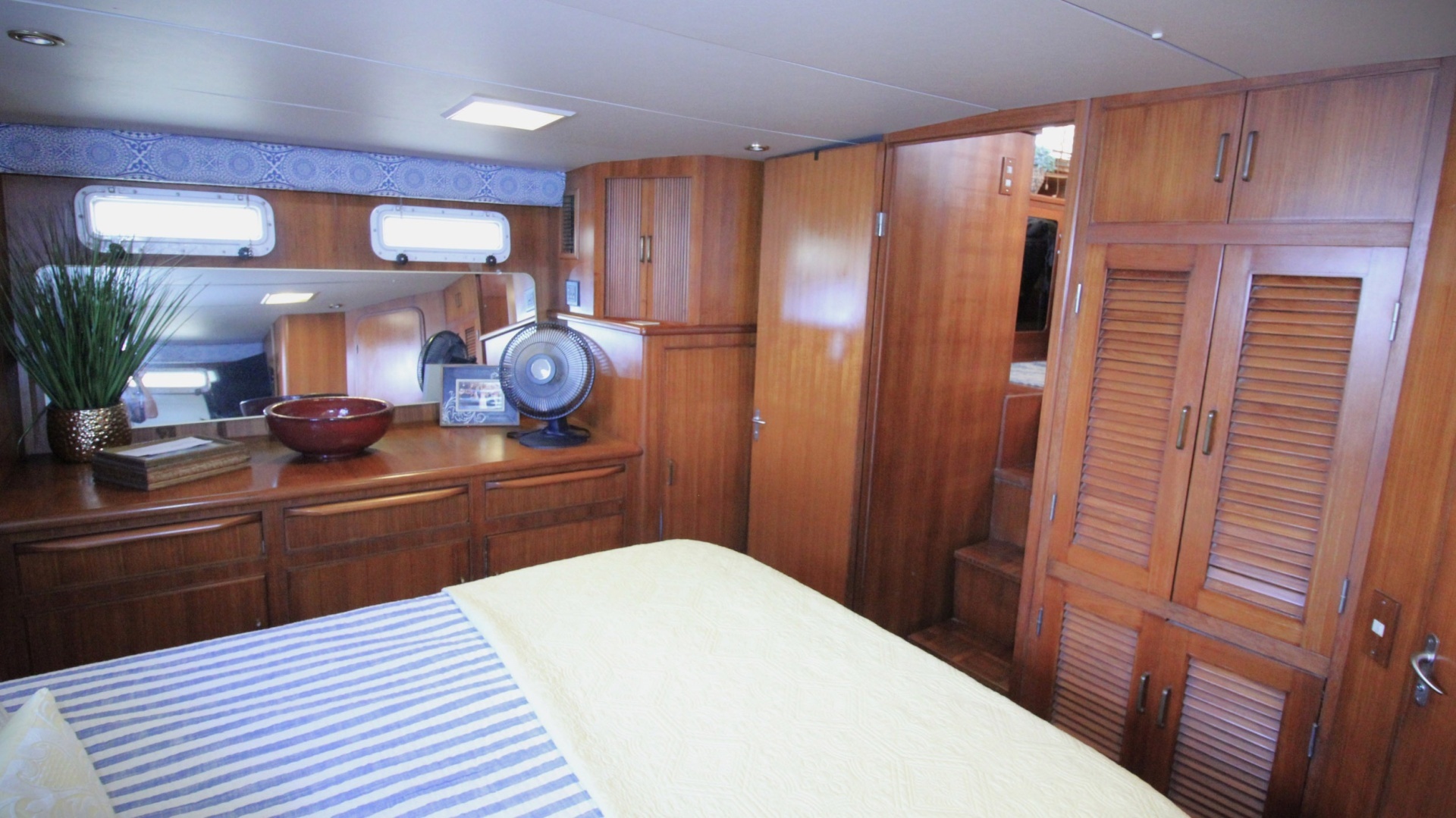 1995 Jefferson 52 Rivanna Cockpit MY - Image 15