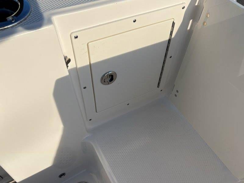2026 Robalo R230 Center Console - 30