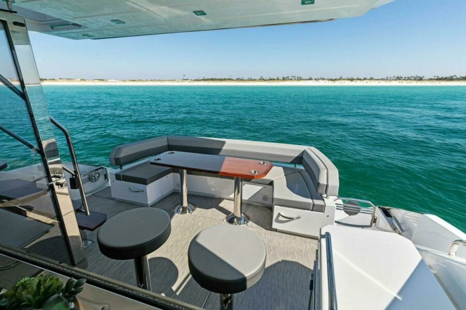2023 Cruisers Yachts 60 Cantius Fly - Image 45