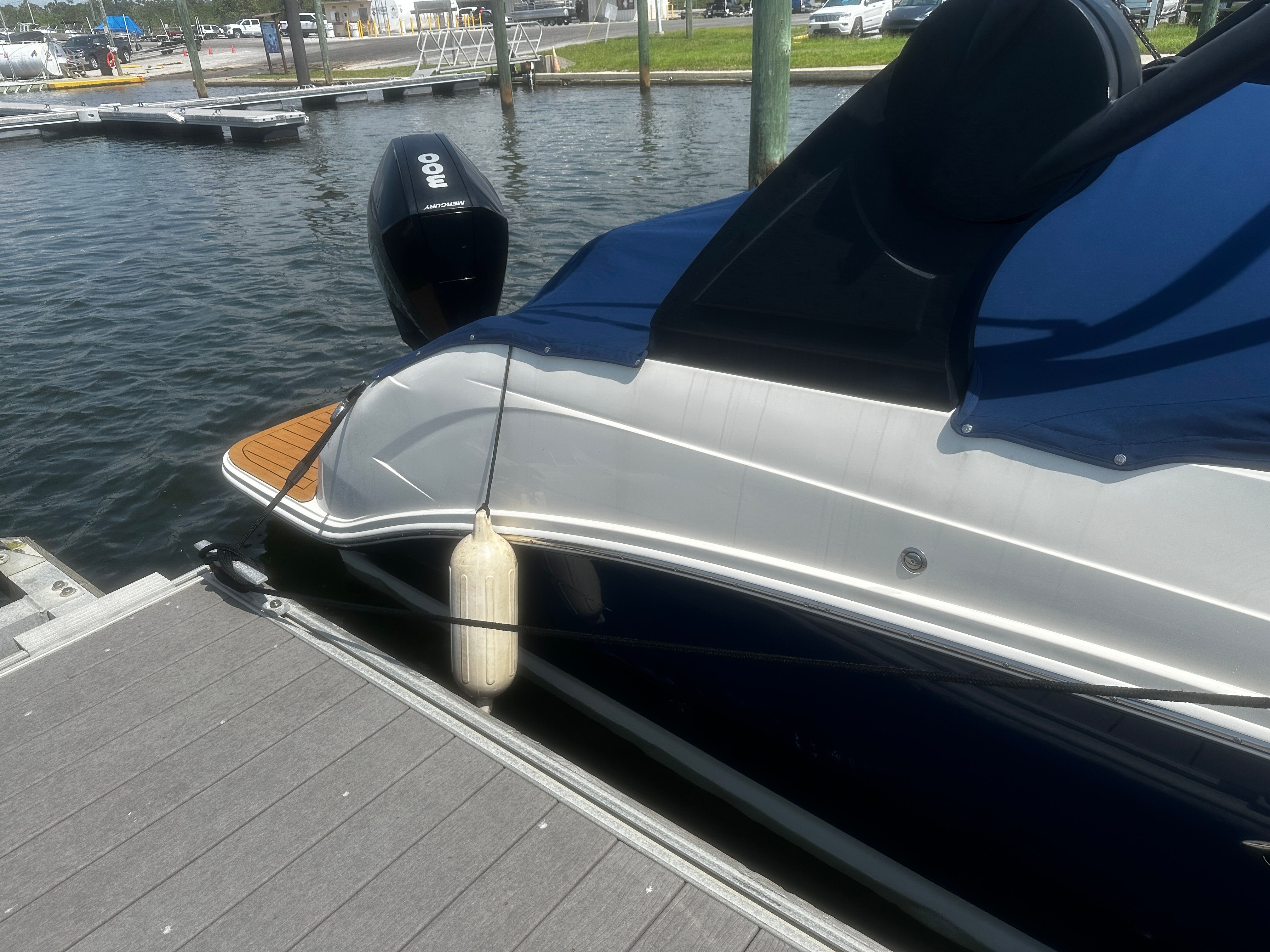 Sea Ray SDX 250 Outboard 2020 moored at dock.