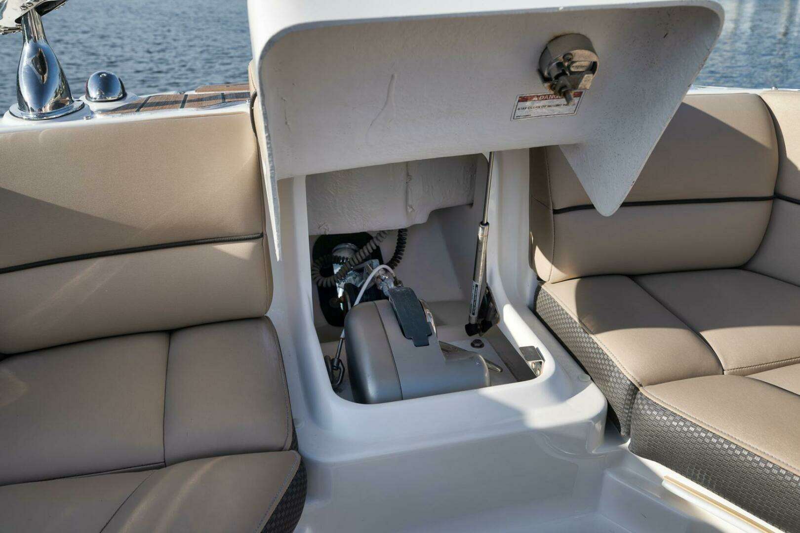 2016 Sea Ray 350 SLX - Image 9