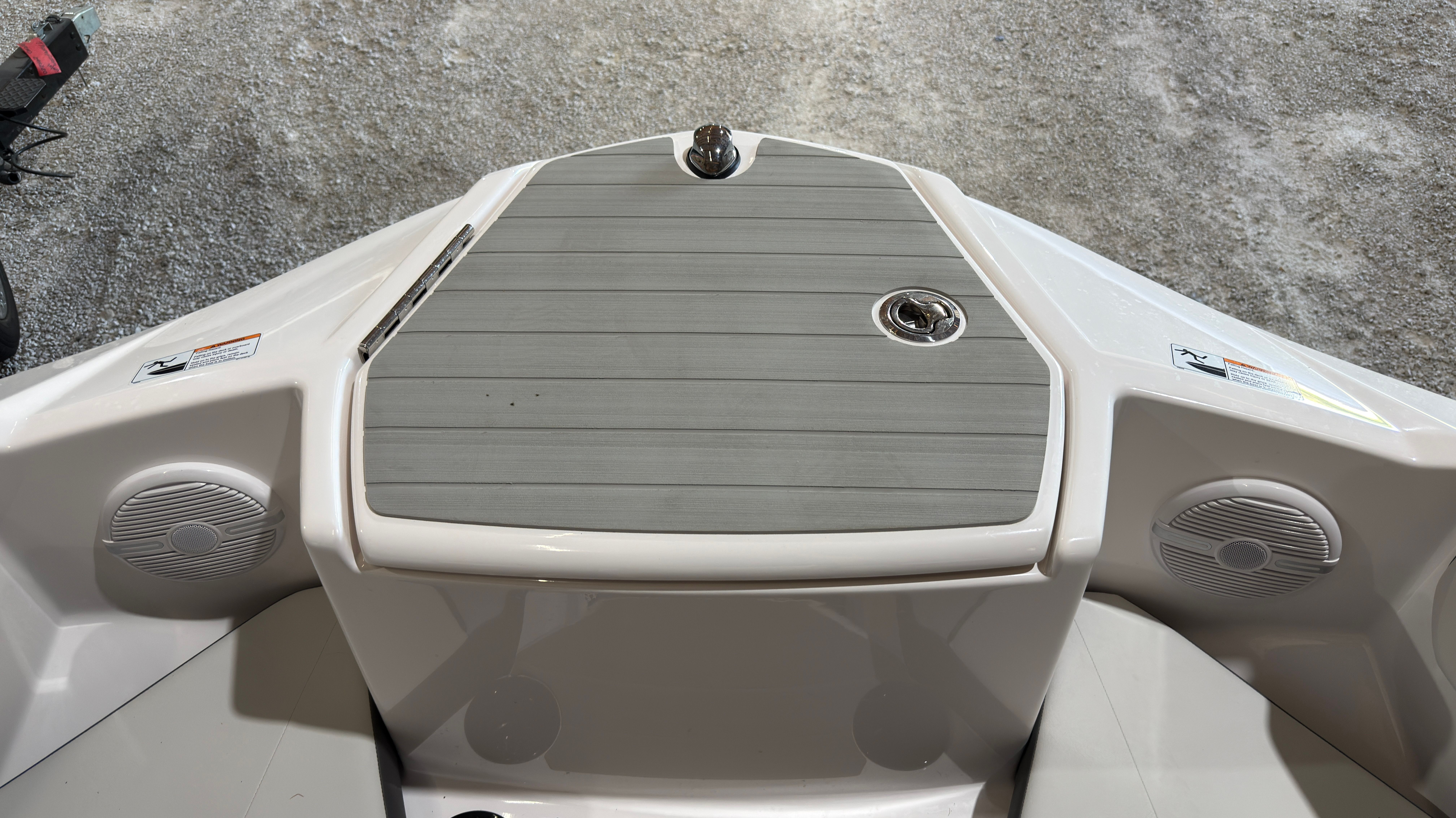 Yamaha Boats AR220 2024 bow view with speakers and deck.