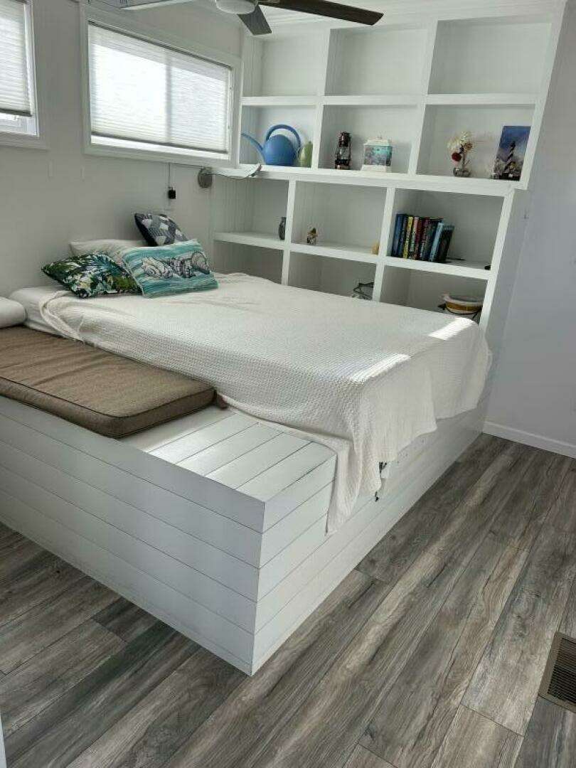 2019 Harbor Home Cozy Cottage 52' x 16' Tiny Boat - Image 15