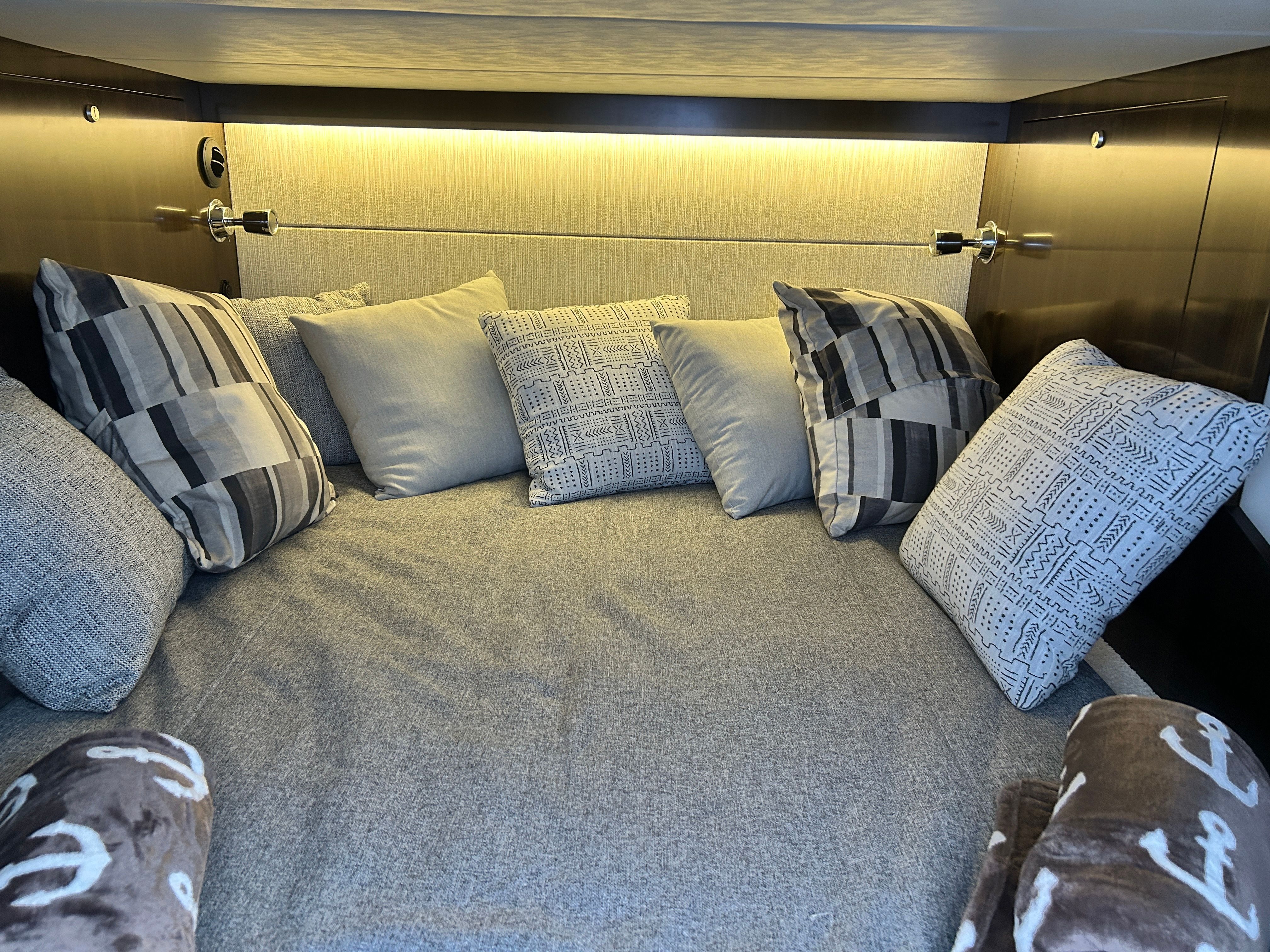 2023 Cruisers Yachts 38 GLS OB - 13