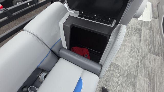 2026 Bentley Pontoons LEGACY 223 DL NAVIGATOR With 200hp XL Four-Stroke - 8