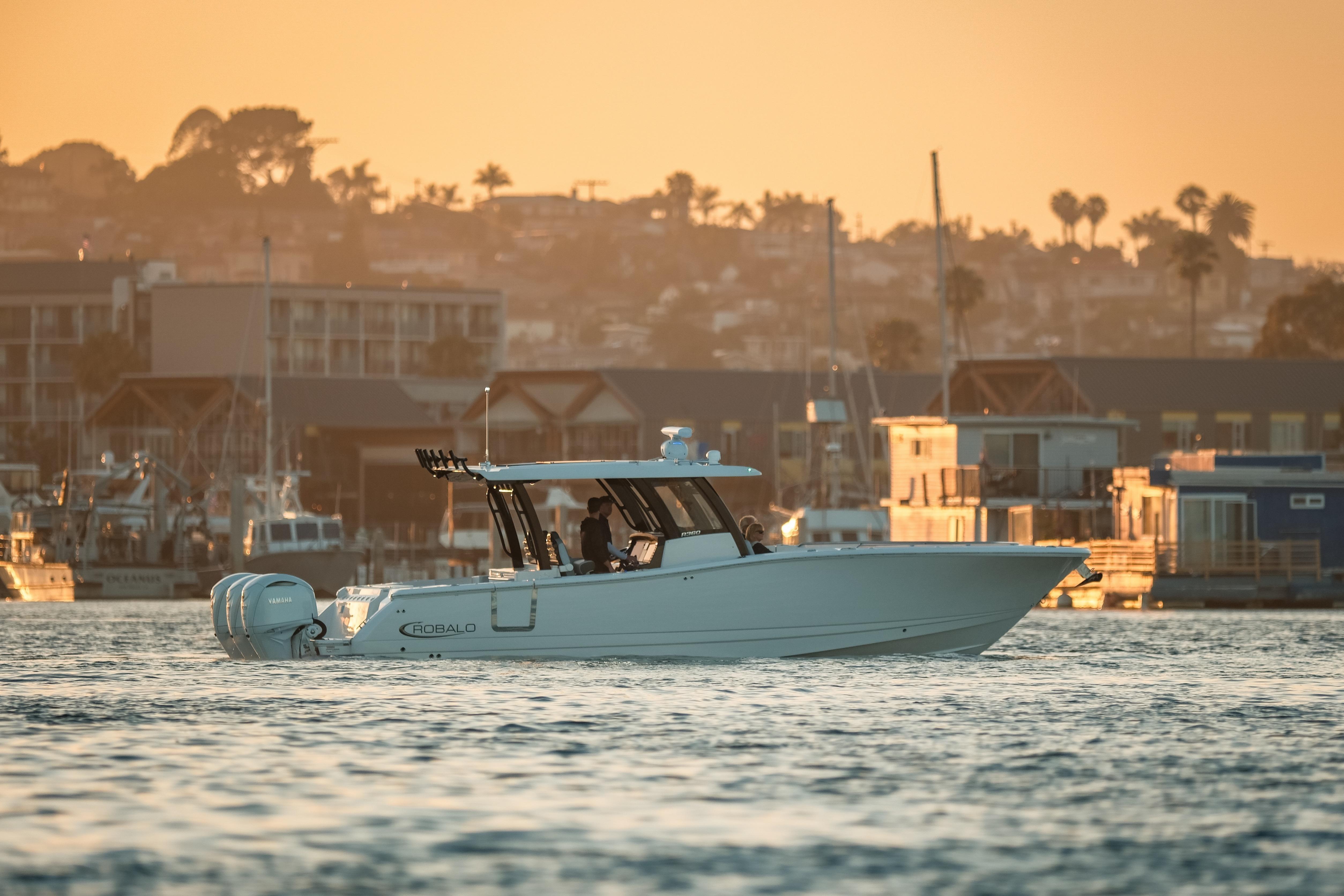 2025 Robalo R360 Center Console