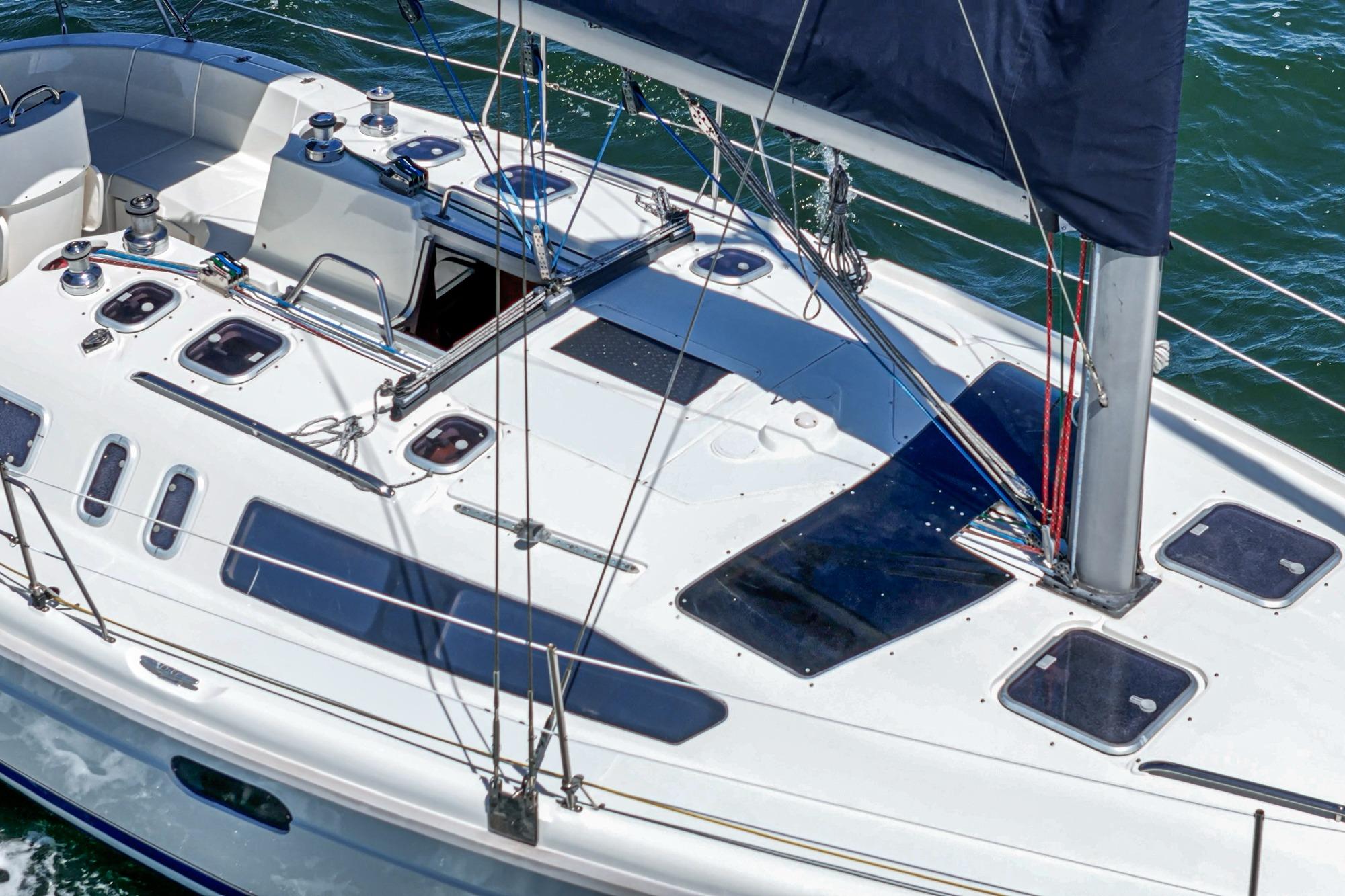 Hunter 376 sailboat from 1996 with sleek deck design and modern rigging.