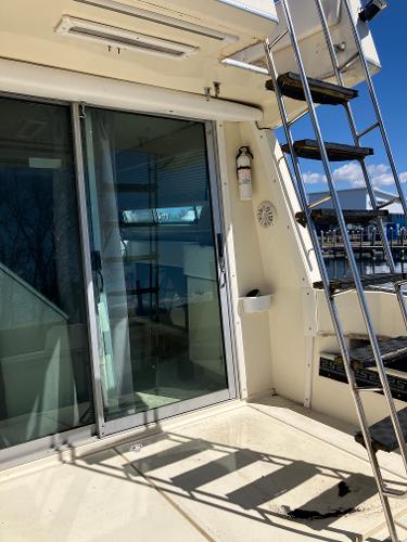 1985 Cruisers Yachts 338 Chateau Vee, exterior view with sliding glass door and ladder.