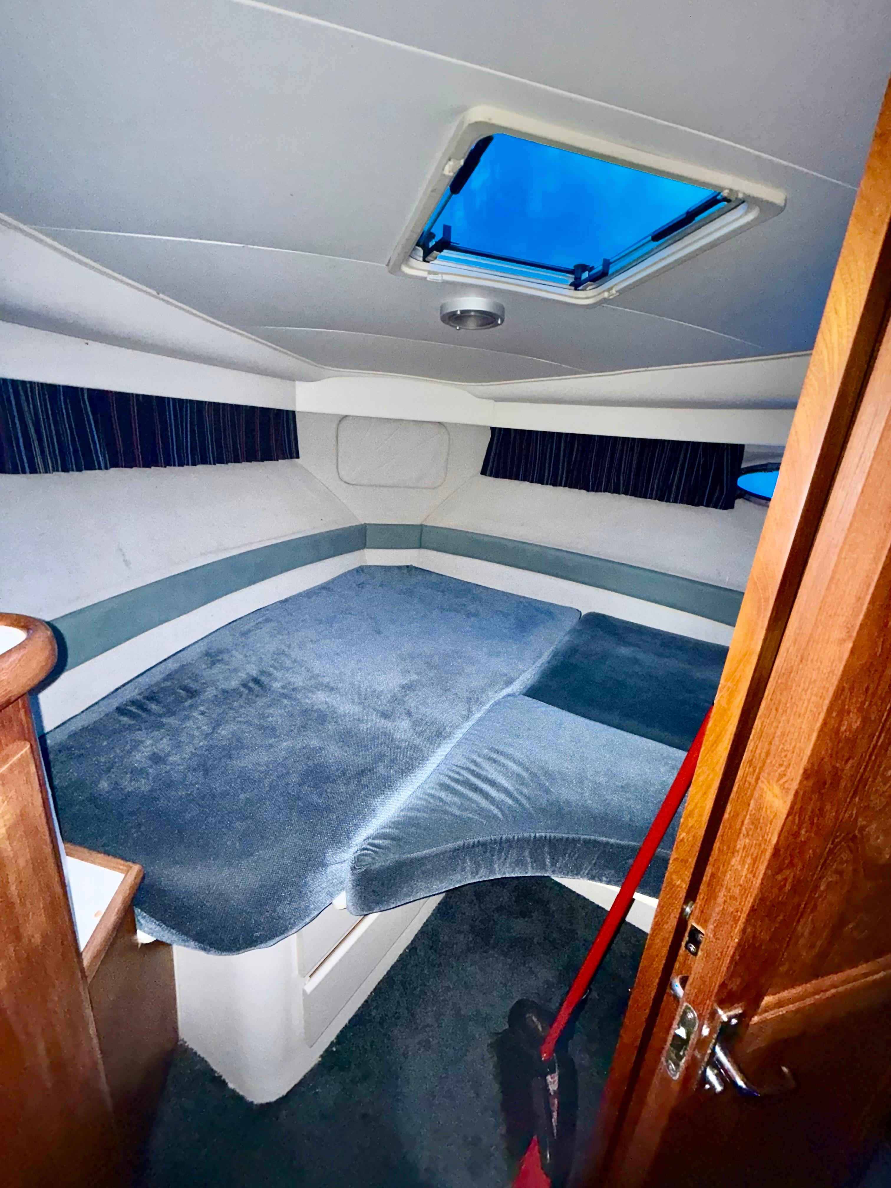 1994 Carver 390 Cockpit Motor Yacht - 11