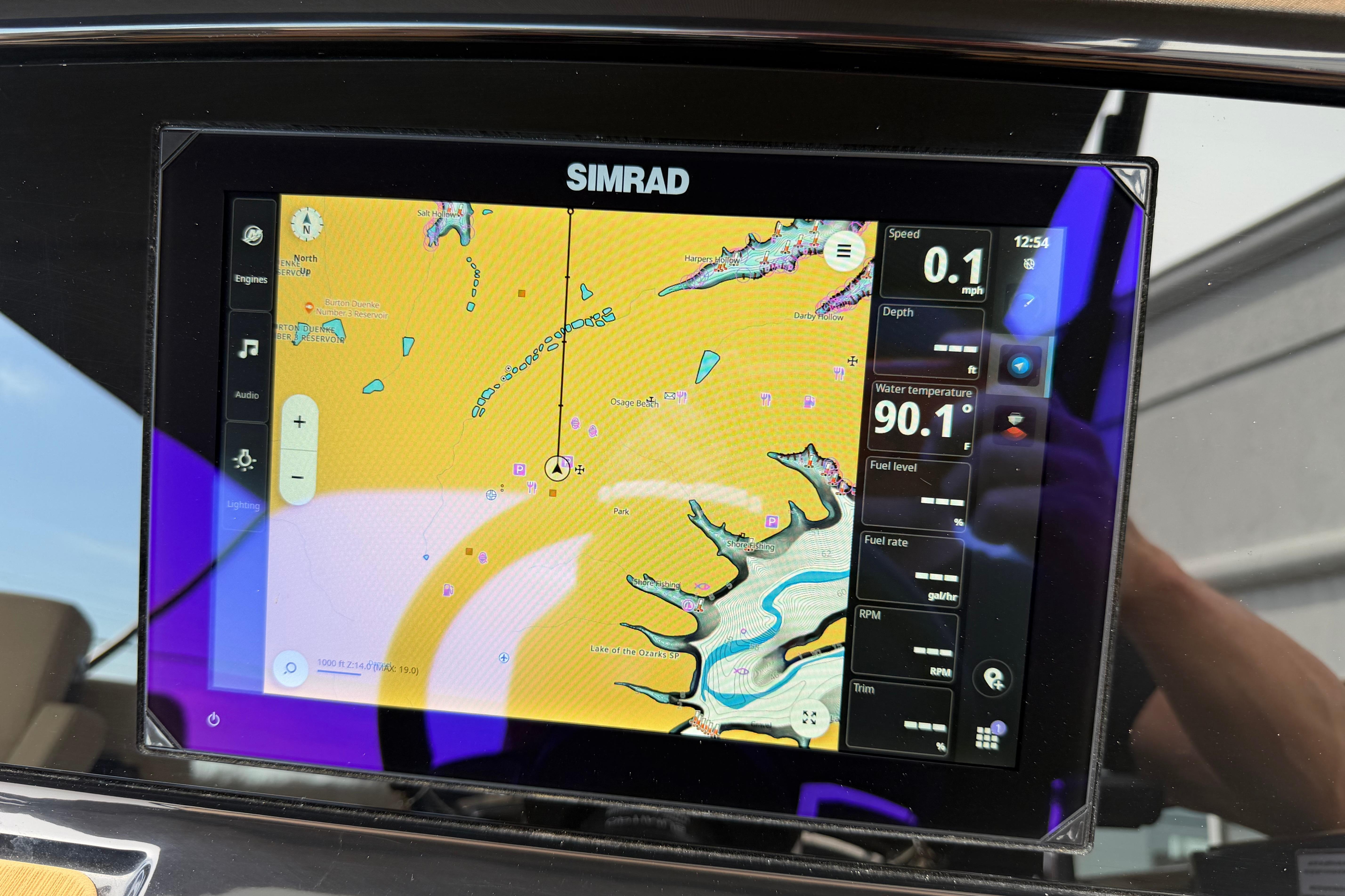 Simrad navigation display on Balise HORIZON26C 2025, showing map and boat metrics.