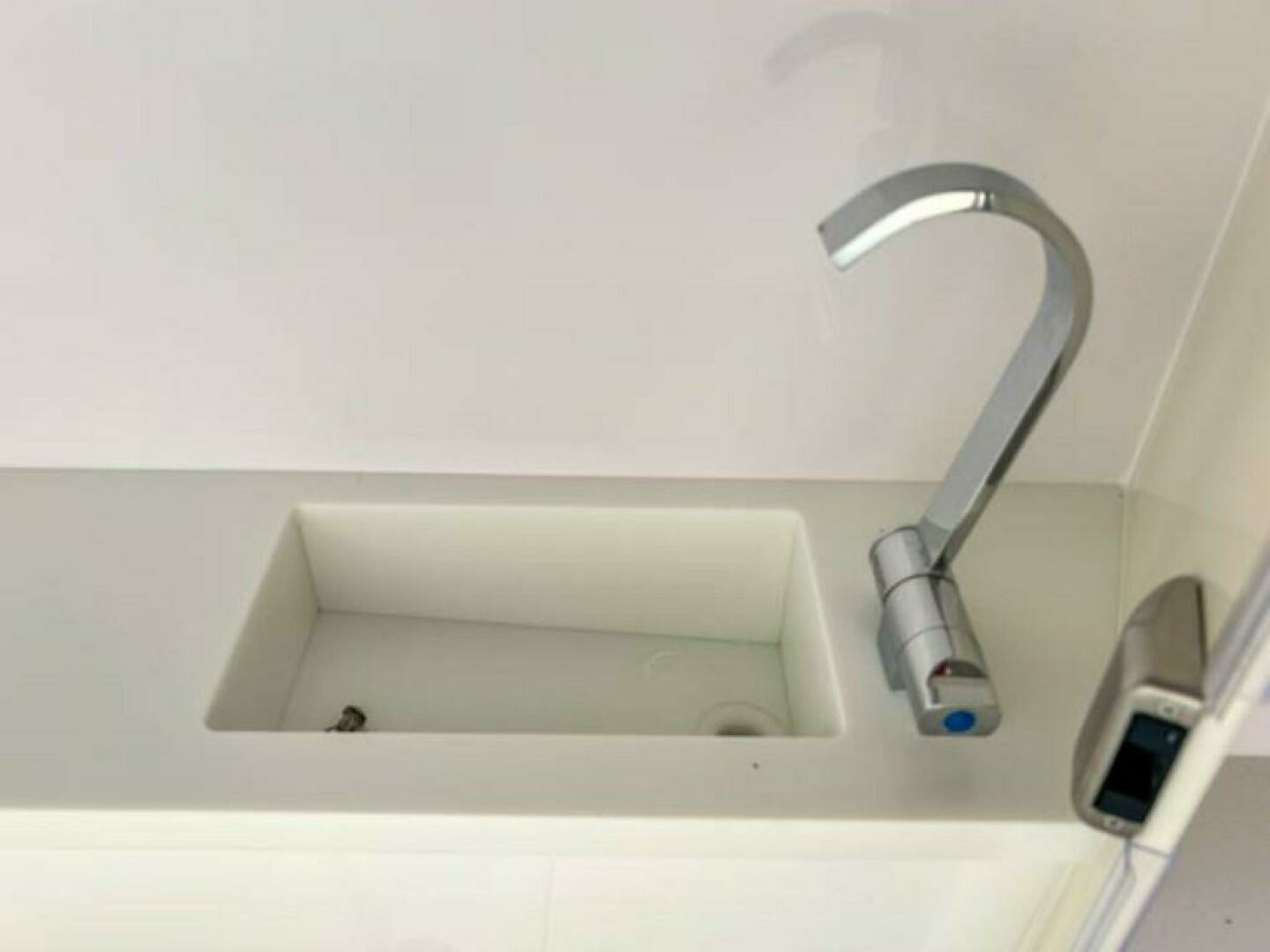 2024 Axopar 37XC CROSS CABIN - Image 18
