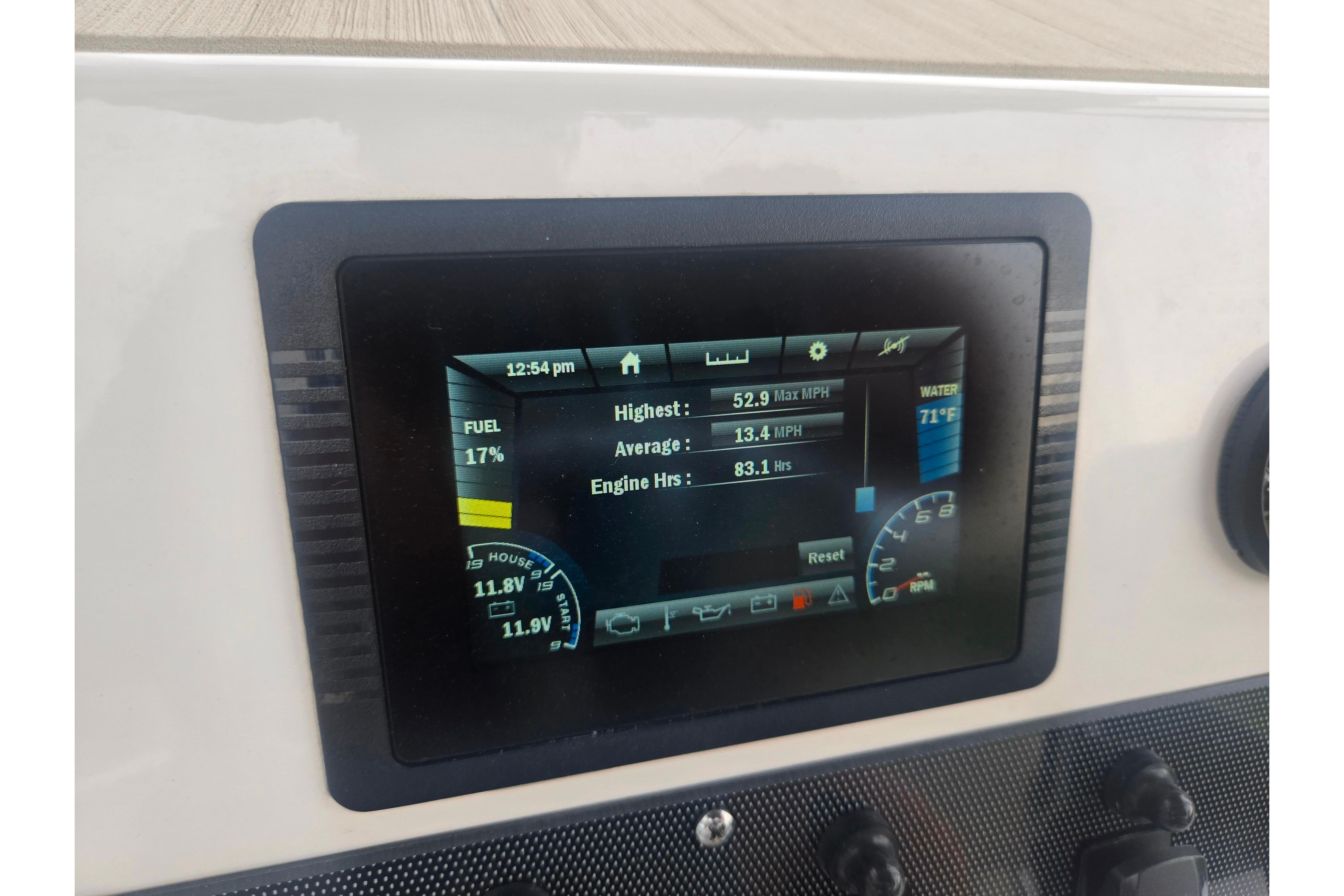Dashboard display of a 2022 Yamaha Boats 195 FSH Sport showing speed and engine data.