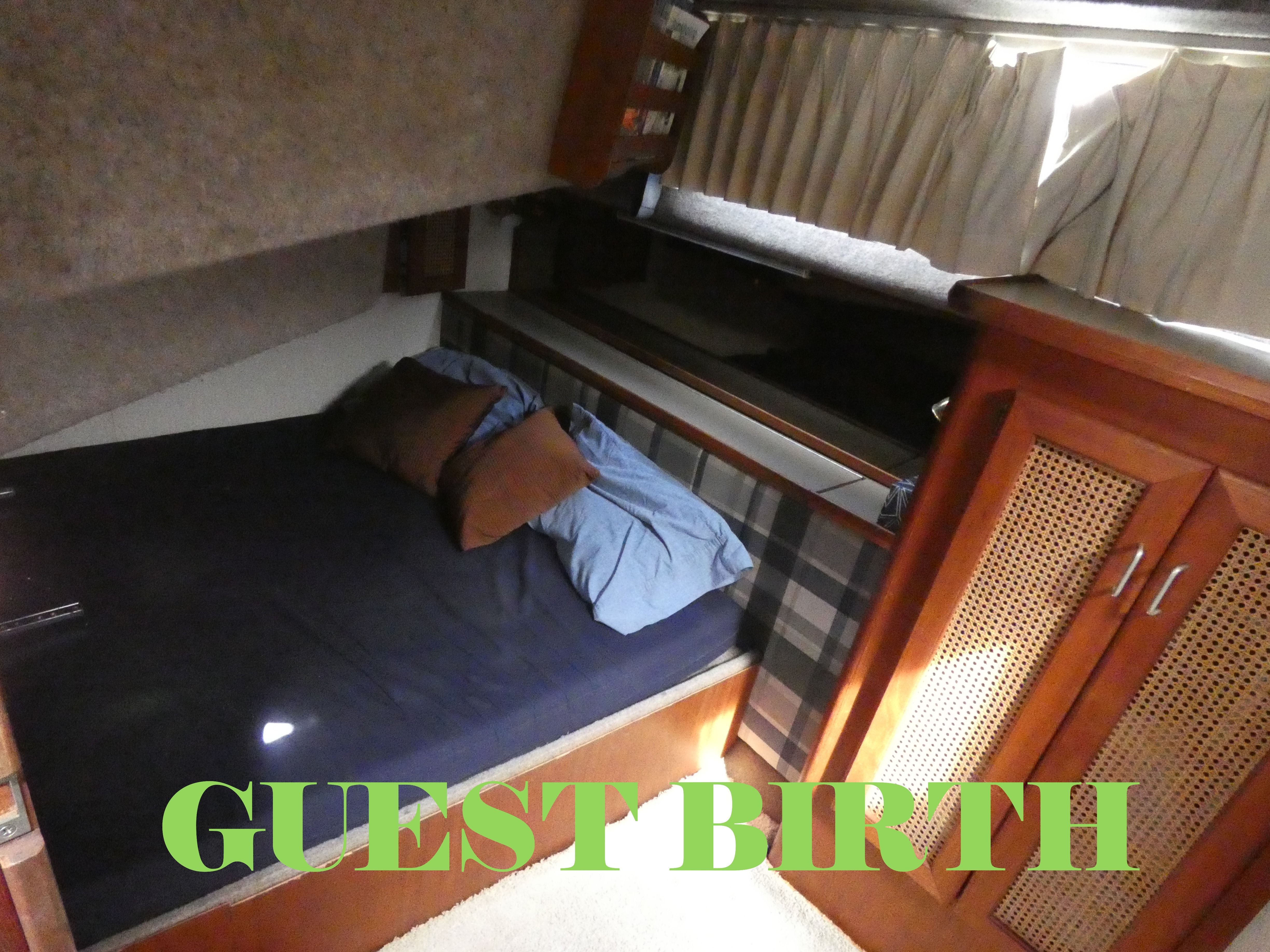 Guest cabin of 1984 Bayliner 3870 Motoryacht with cozy bed.