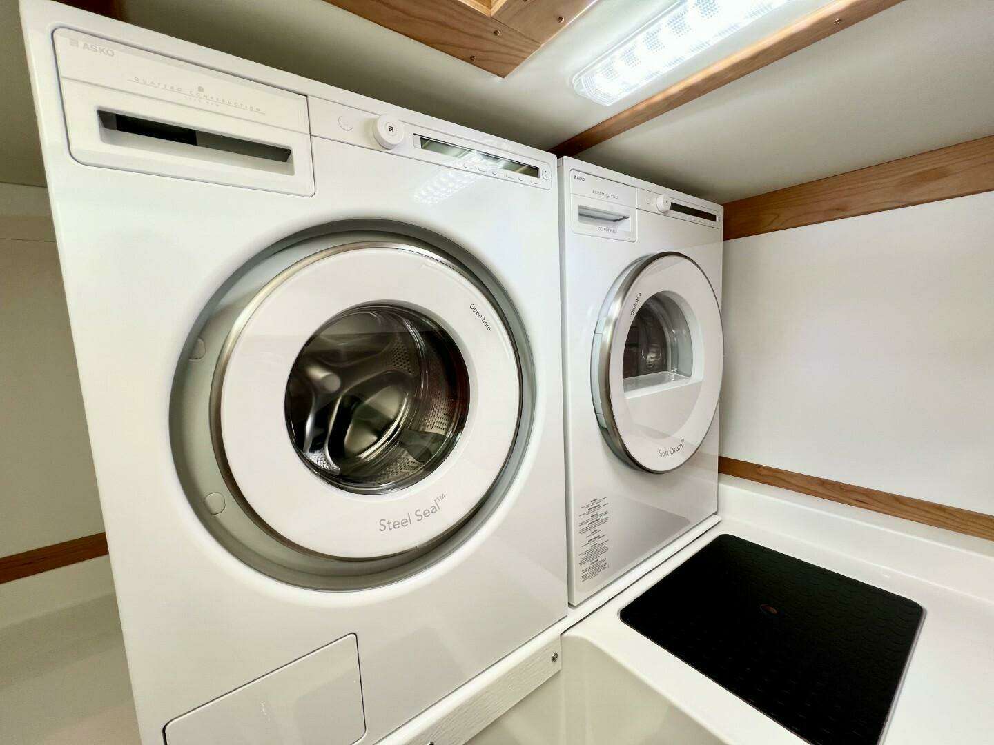 2027 Sabre 43 Salon Express - Image 27