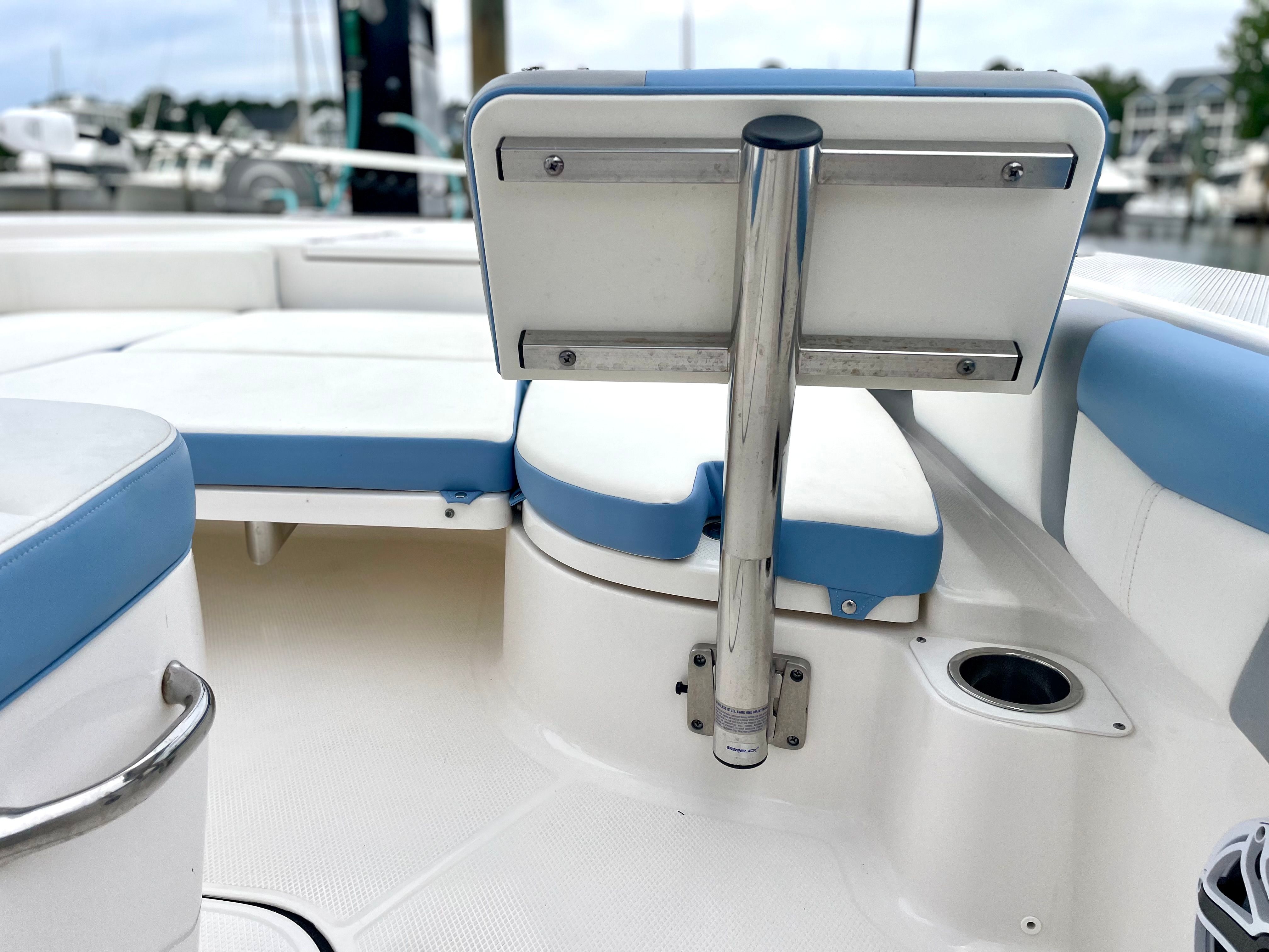 2022 Robalo 246 Cayman - 39