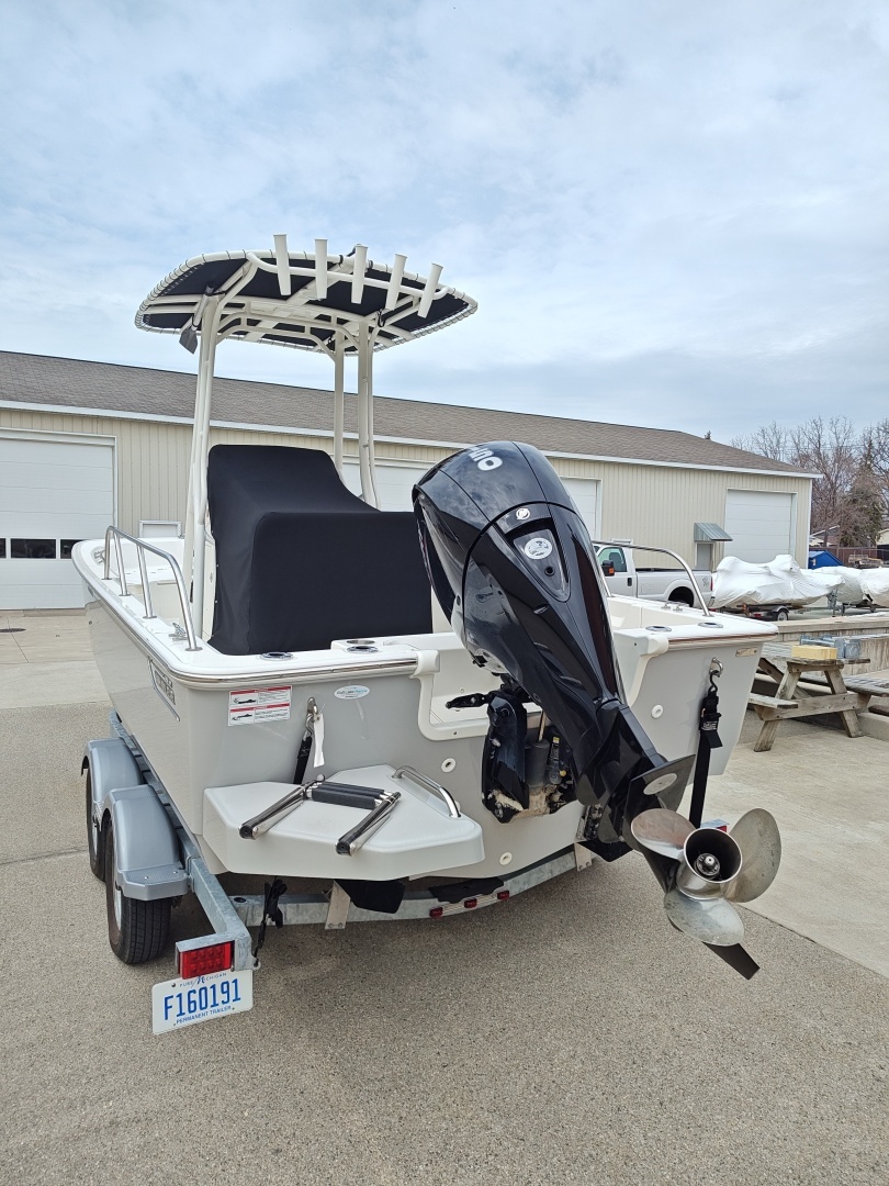 2025 Boston Whaler Montauk - Image 4