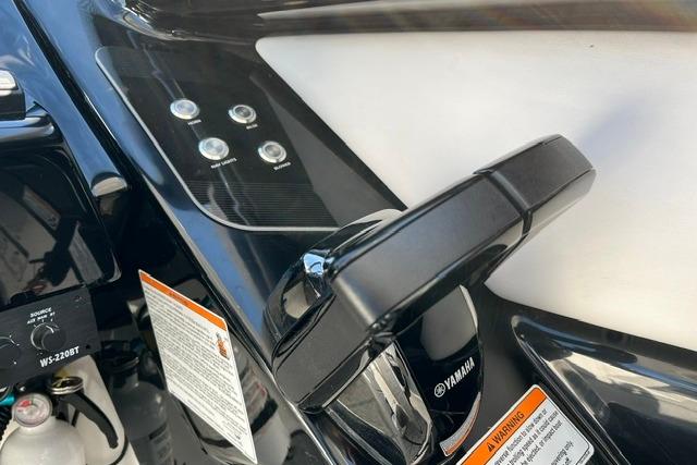 Close-up of 2021 Yamaha Boats 275SD control panel and throttle handle.