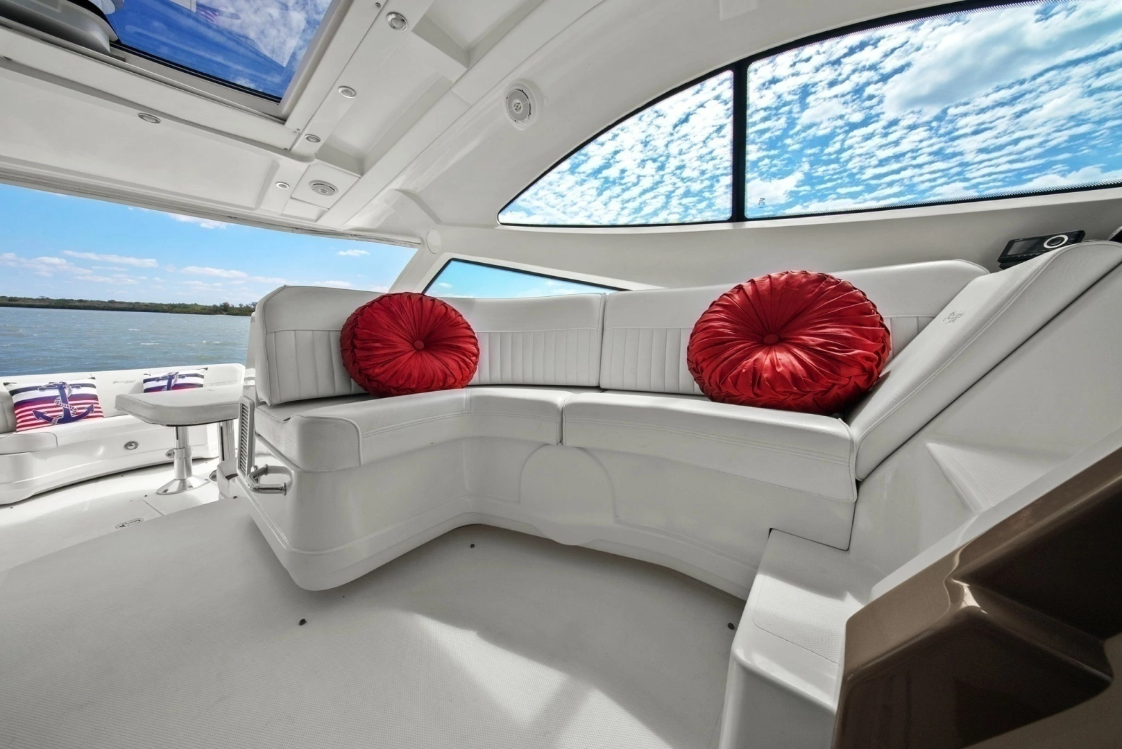 2012 Cruisers Yachts 540 Coupe - Image 12