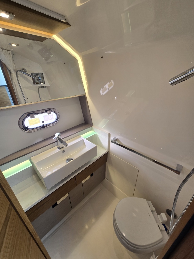 2024 Tiara Yachts 38 LS - Image 22