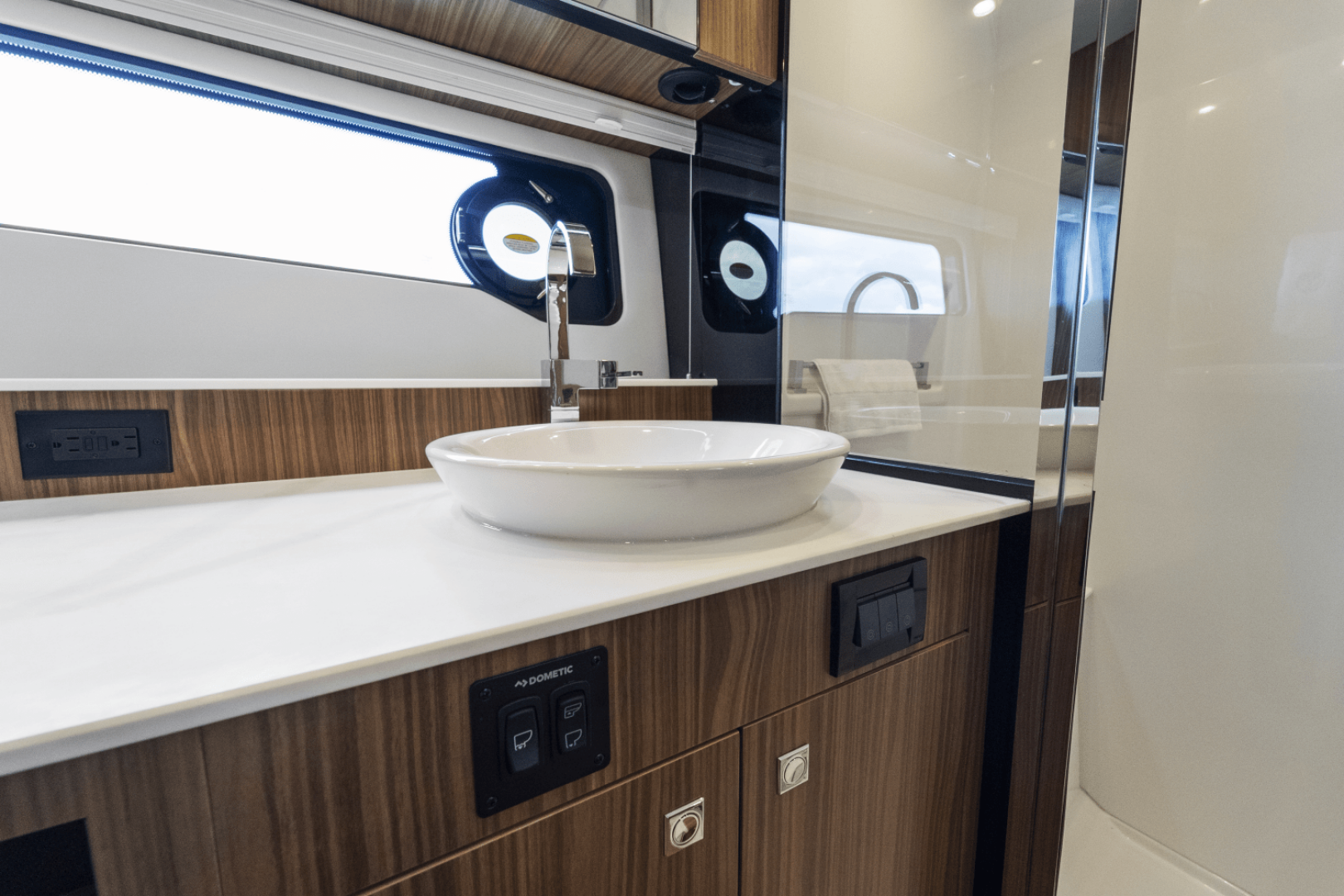 2026 Cruisers Yachts 50GLS OB - Image 35