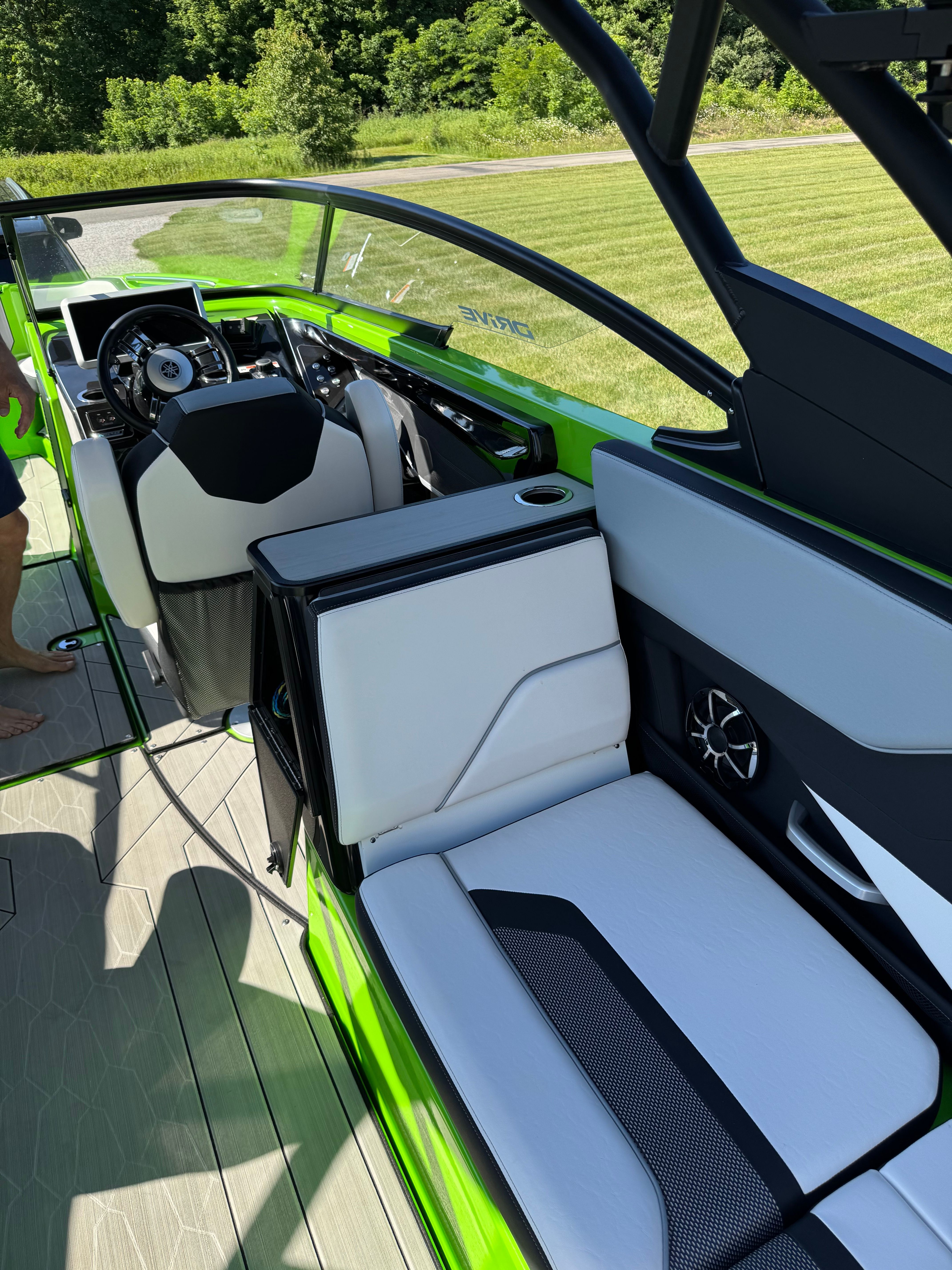 Yamaha 255XD 2022: Stylish interior with white and black seating, green accents, and modern cockpit.