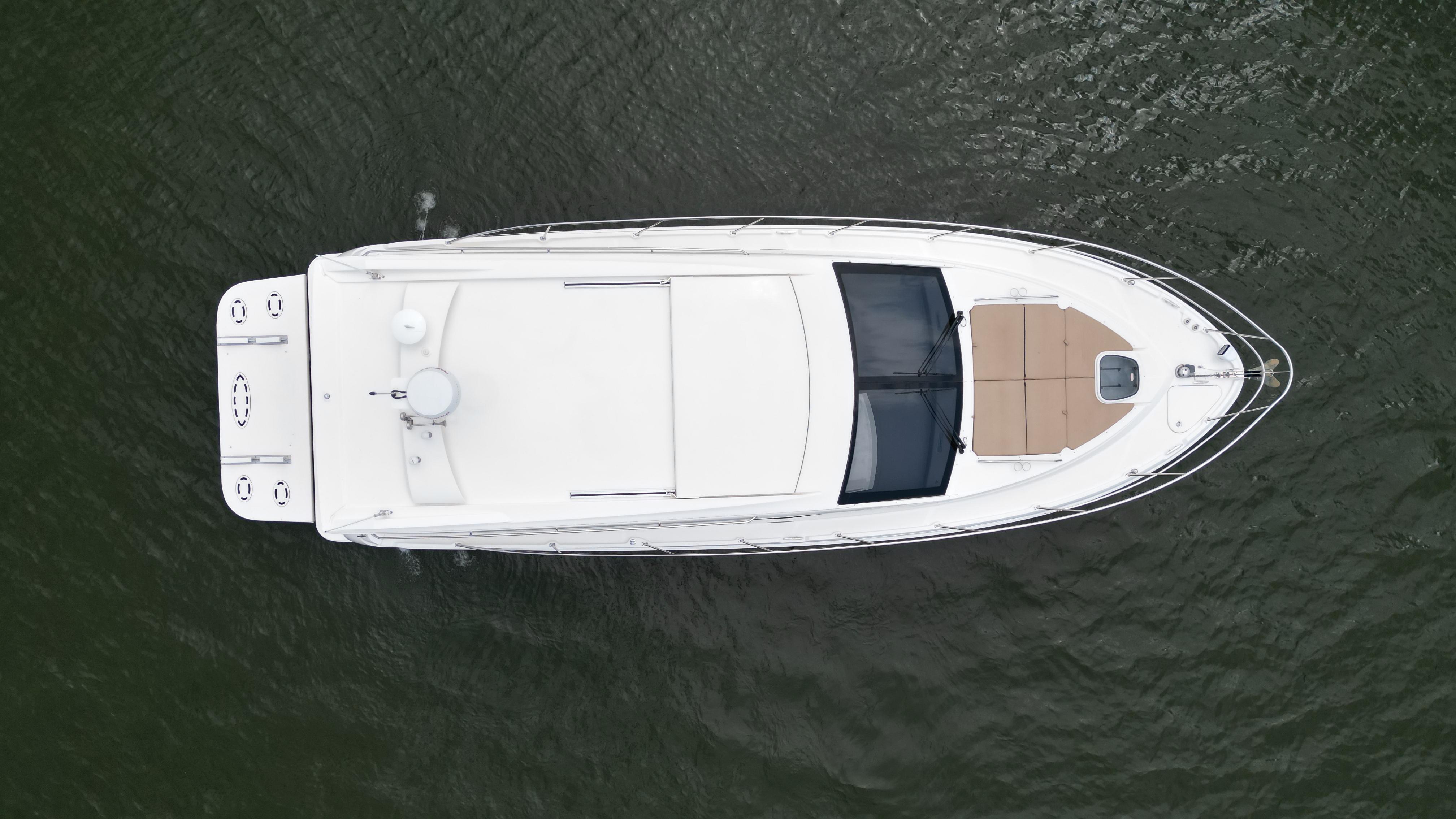 Aerial view of 2017 Sea Ray Sundancer 400 yacht on water.