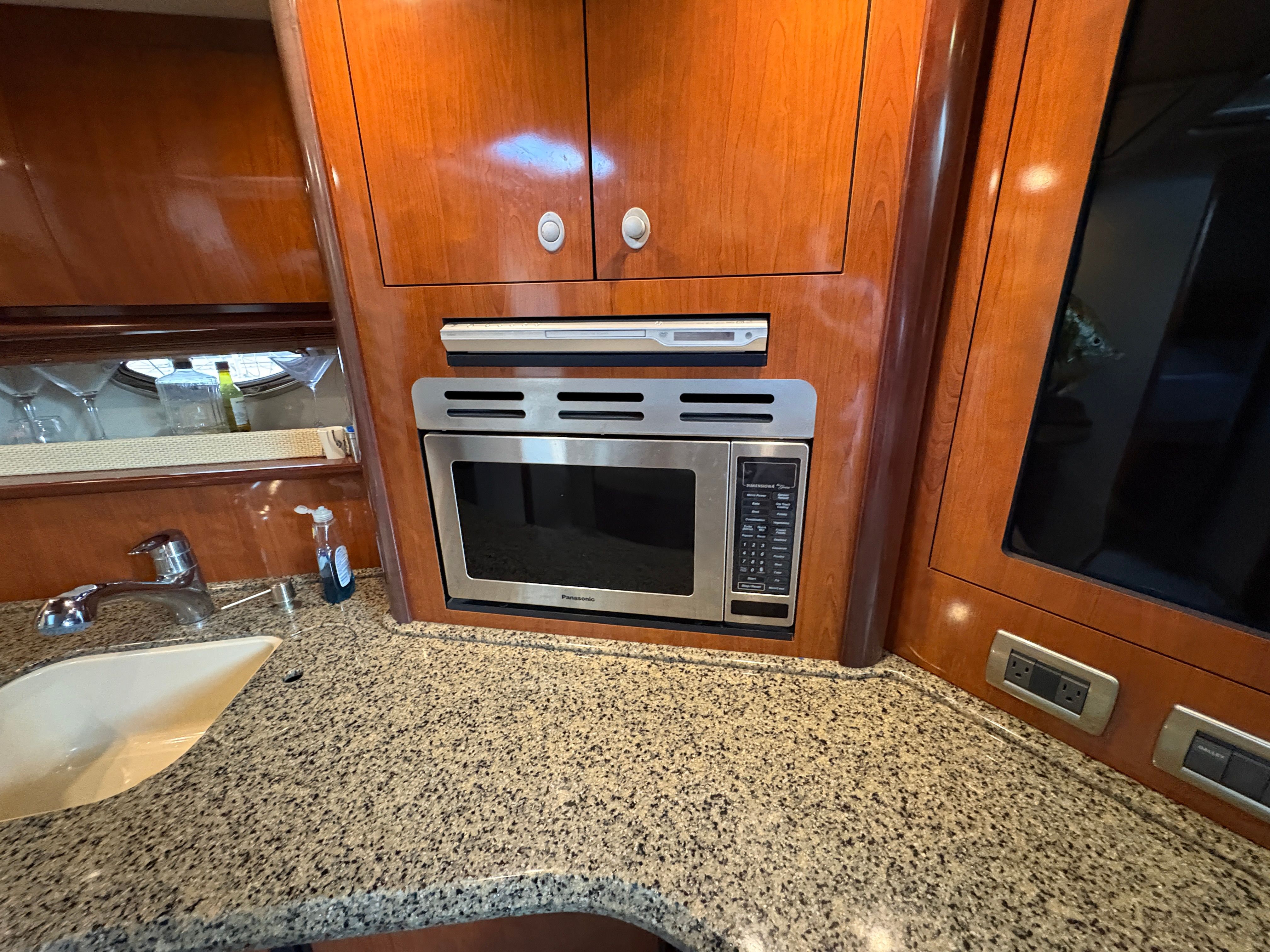 Sea Ray 420 Sundancer 2005 kitchen area with microwave.
