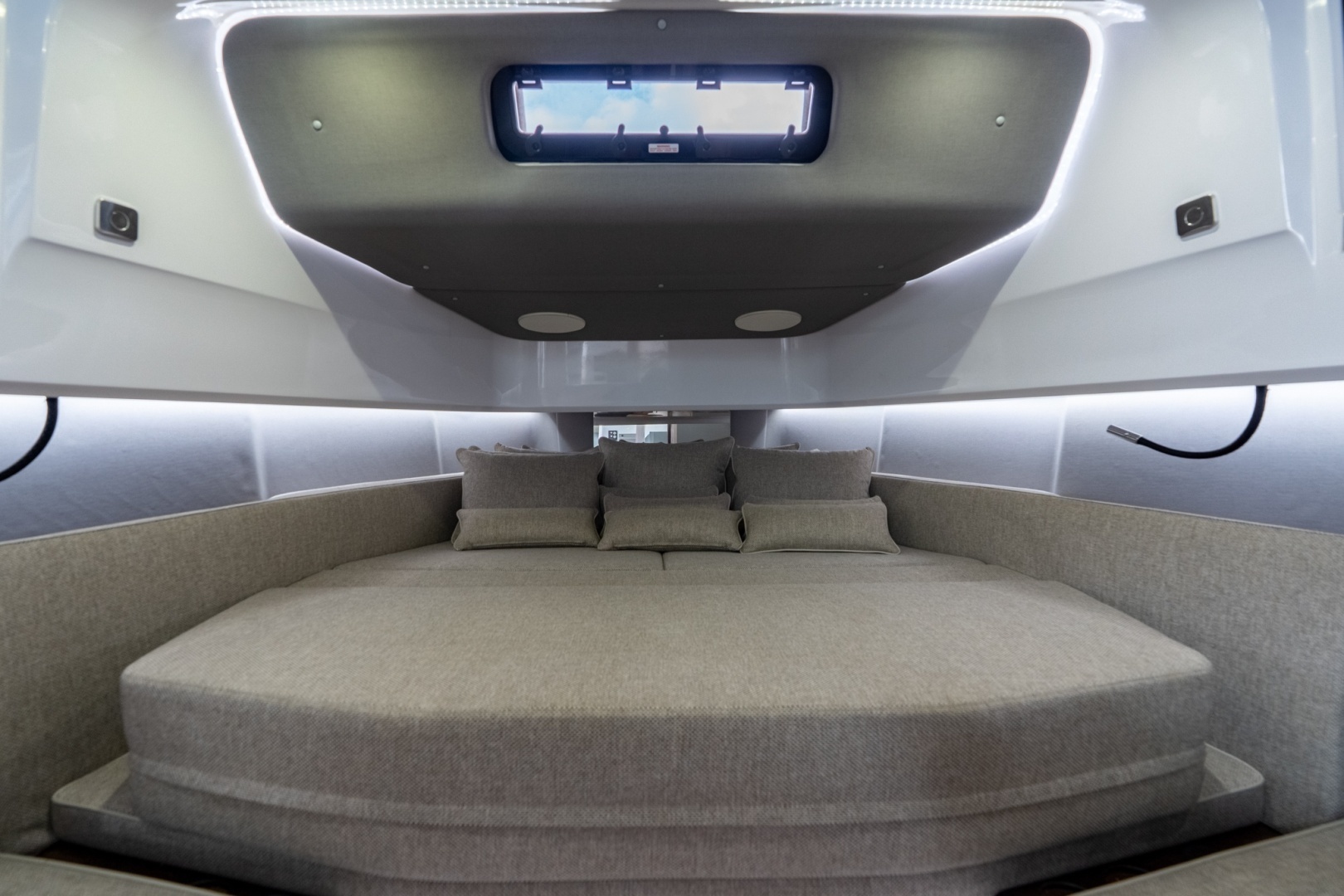 2024 Axopar 45 XC Cross Cabin - Image 26