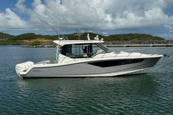 2021 Boston Whaler 405 Conquest
