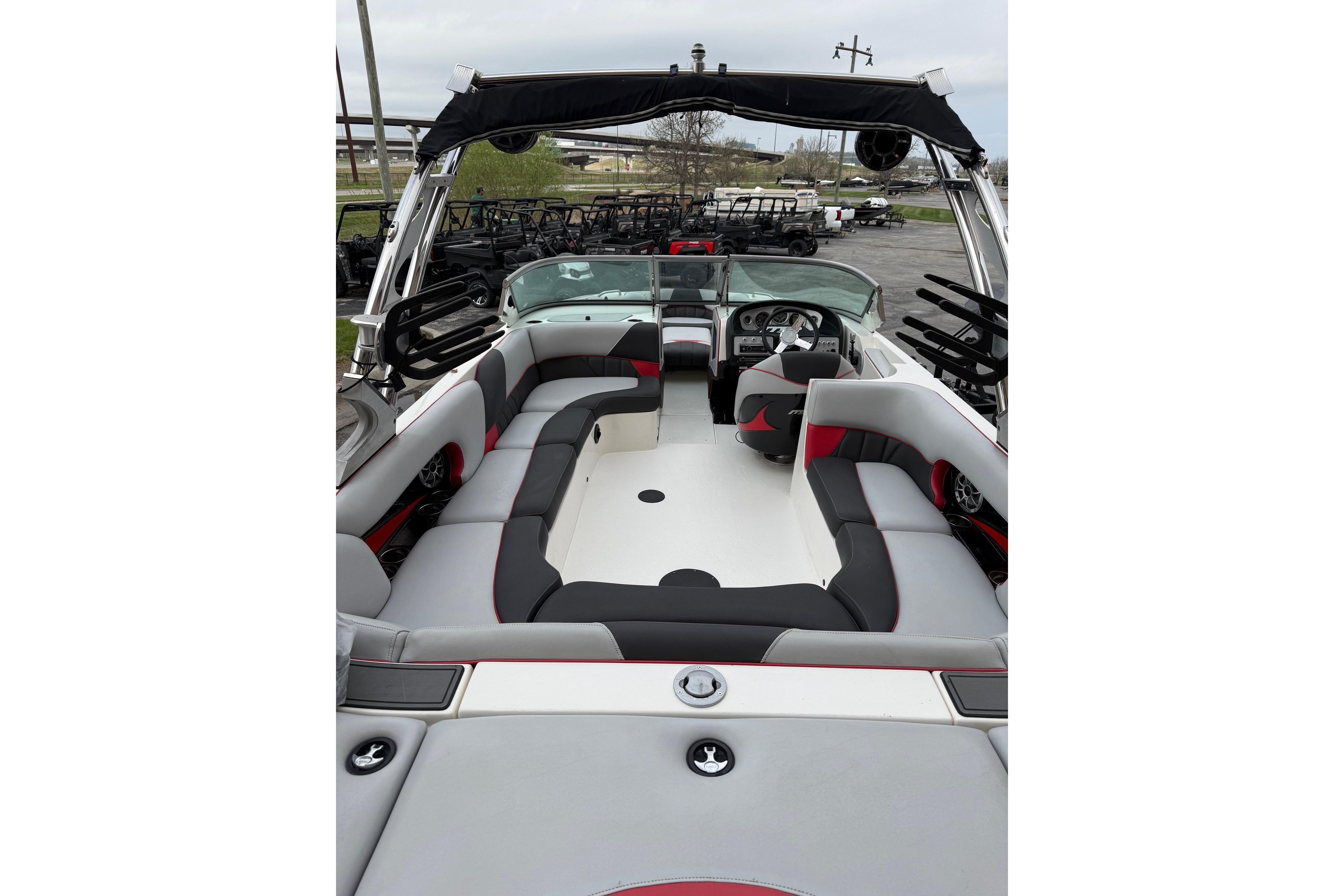 2014 MBSPORTS B523 23V boat interior with spacious seating and modern dashboard.