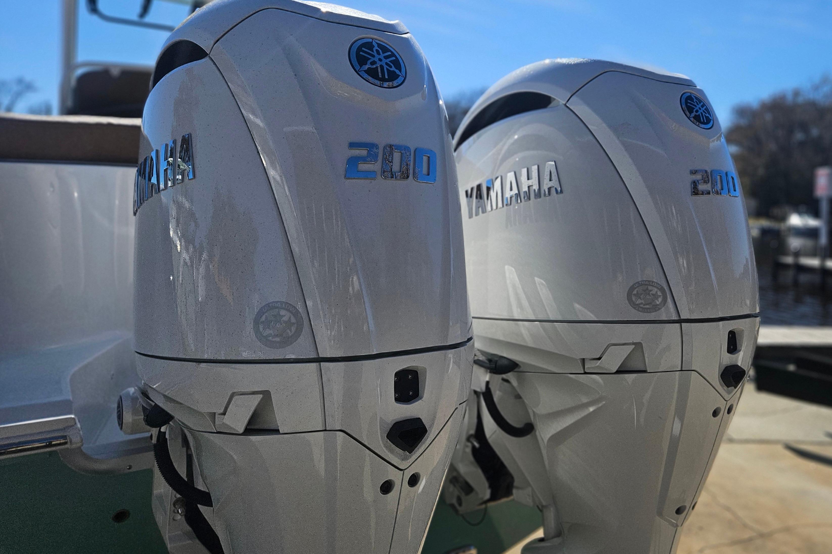 Twin Yamaha 200 outboard engines on a 2026 Sea Hunt Ultra 275 Coffin Box boat.