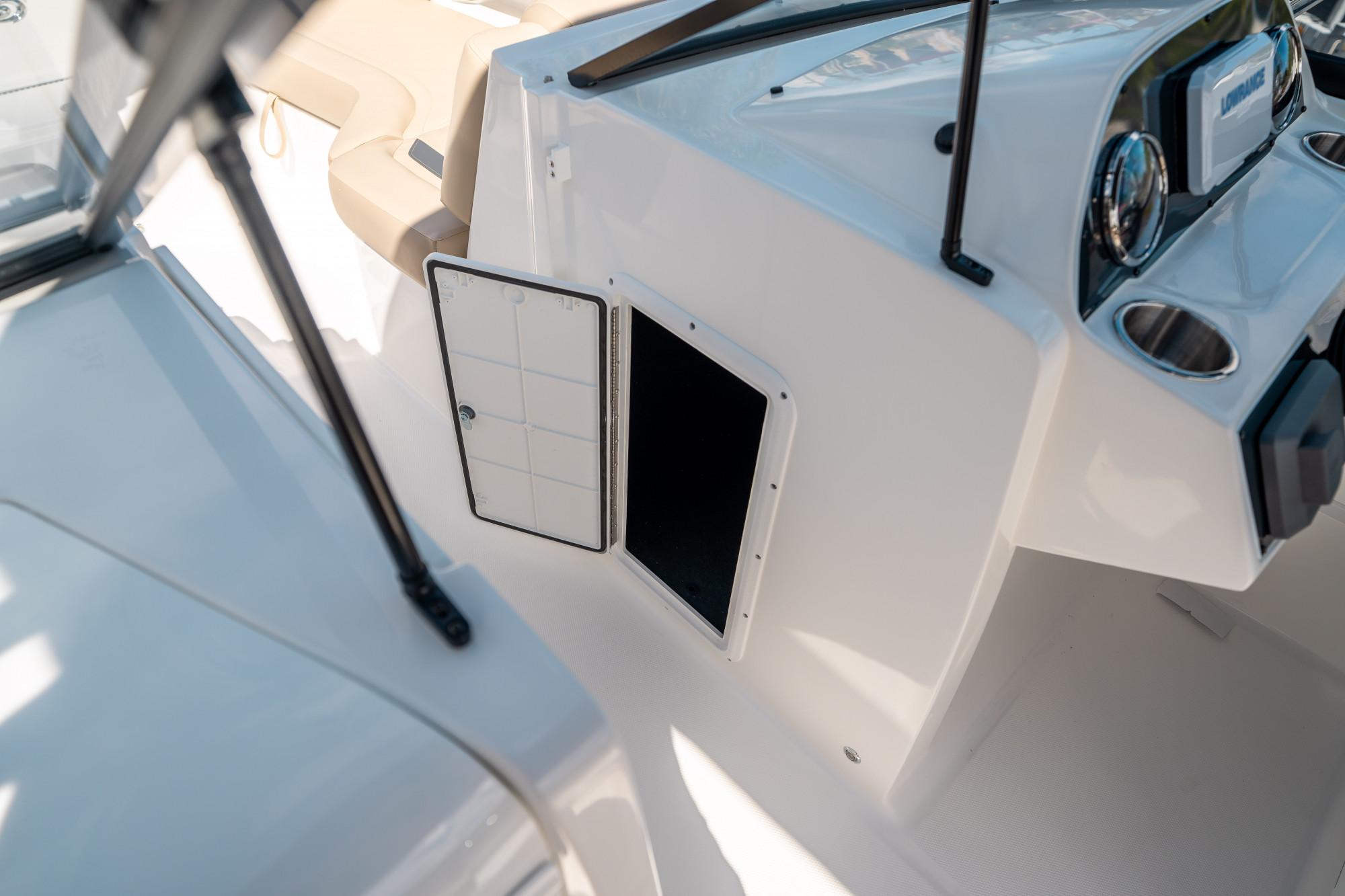 2025 Hurricane SunDeck 235 OB - 24