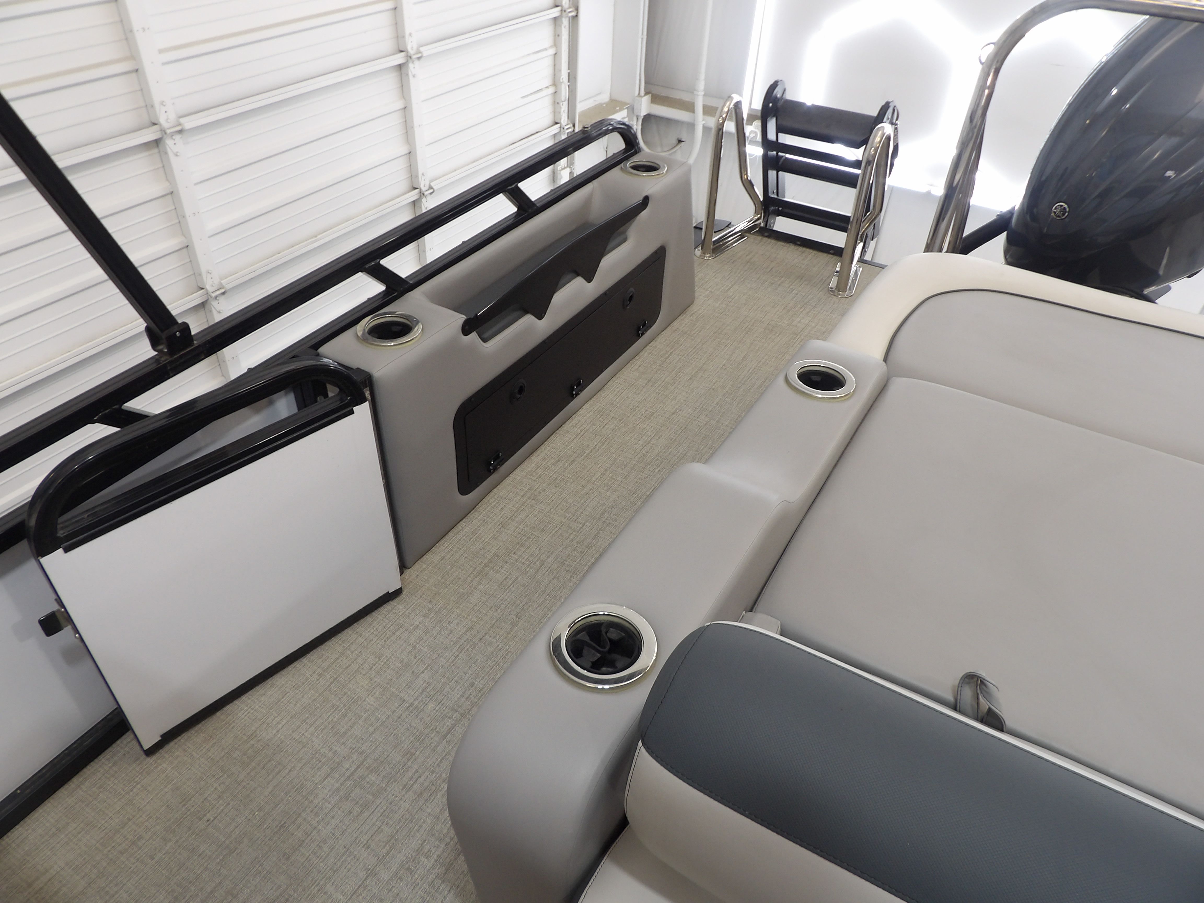2025 Avalon LSZ Versatile Rear Bench - 23' - 23