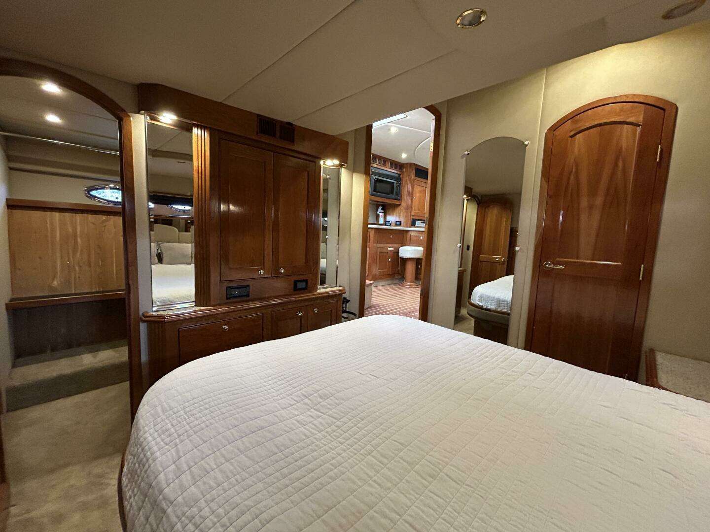 2003 Cruisers Yachts 540 Express - Image 21