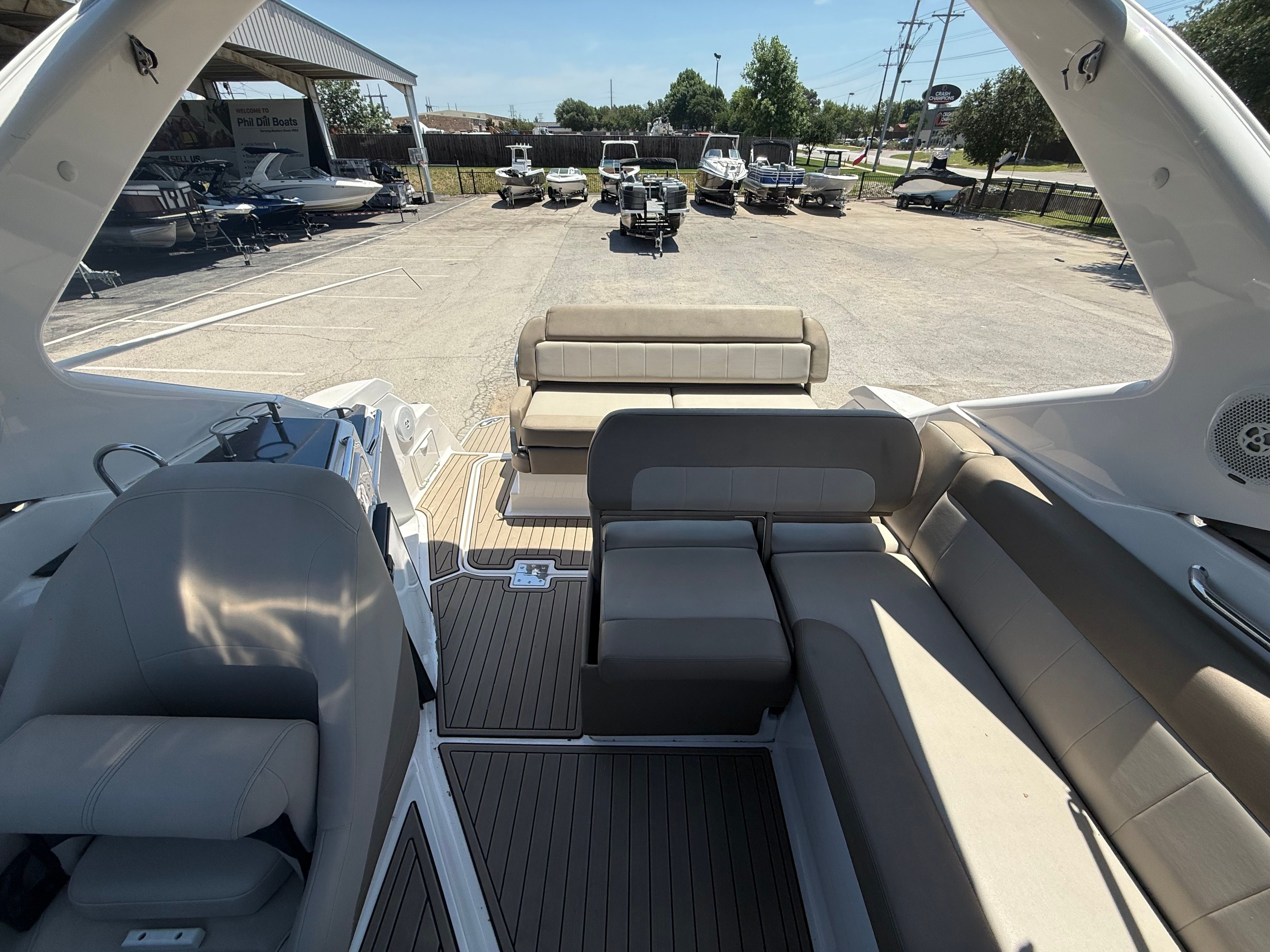 2015 REGAL 30 EXPRESS - Image 22