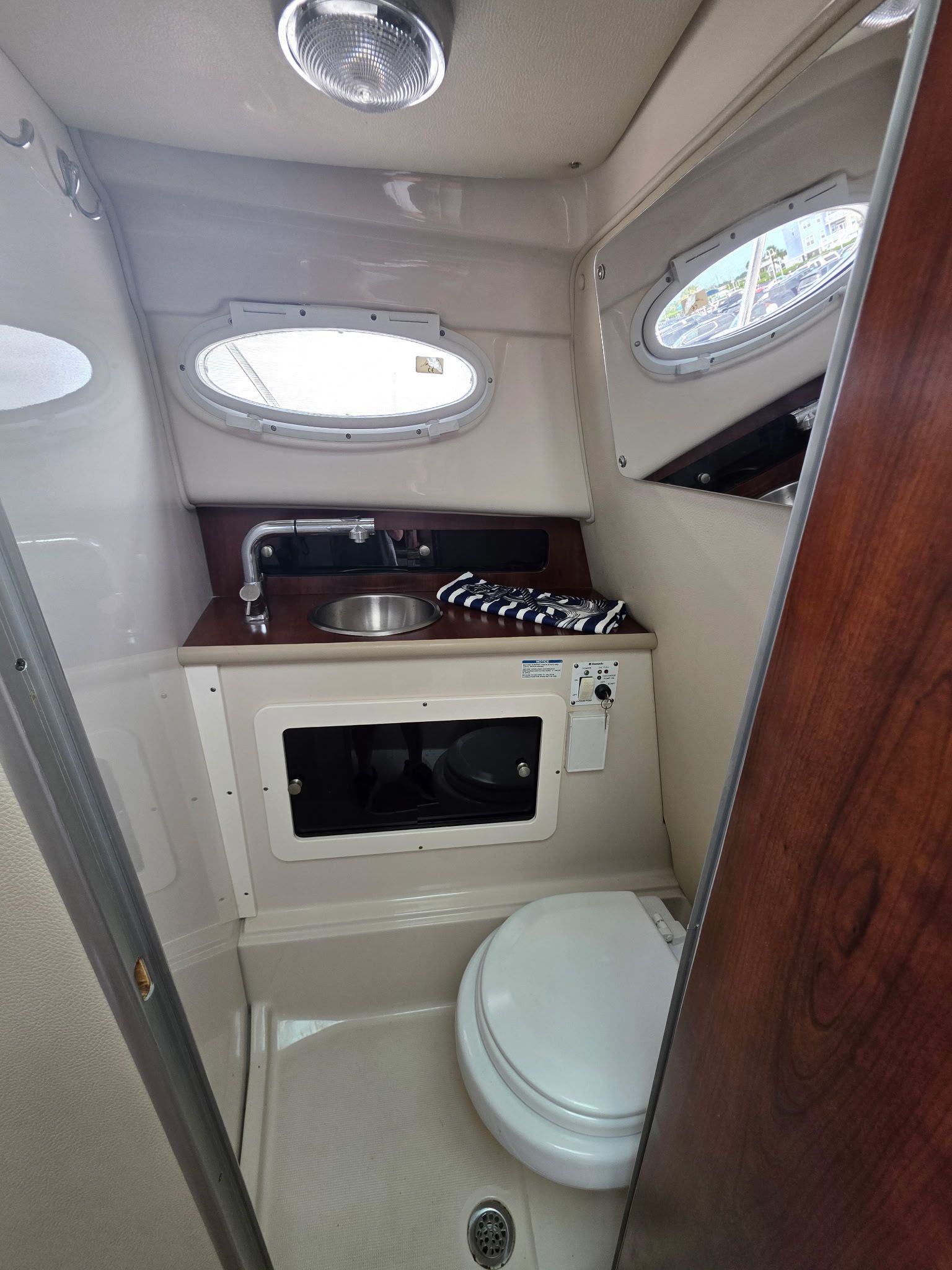 2017 Robalo R265 Walkaround - 8