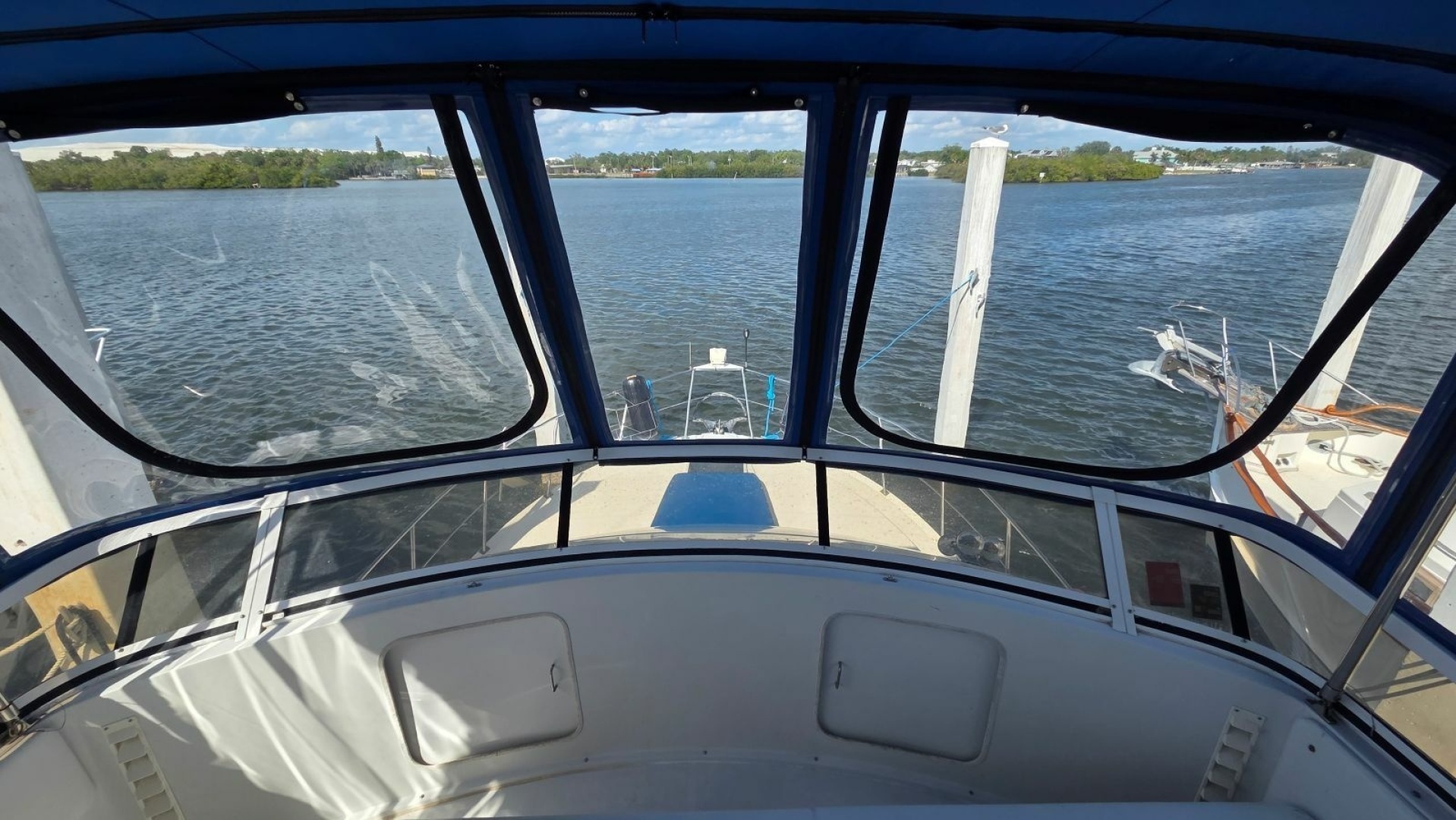 1998 Carver 405 Aft Cabin Motor Yacht - Image 21