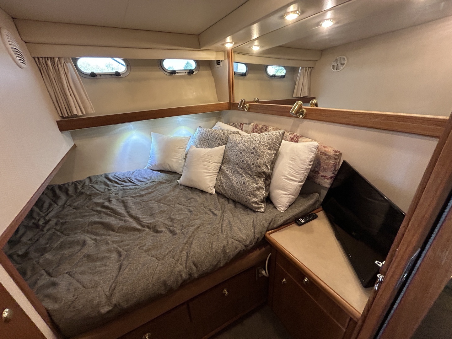 1999 Bayliner 4788 - Image 23