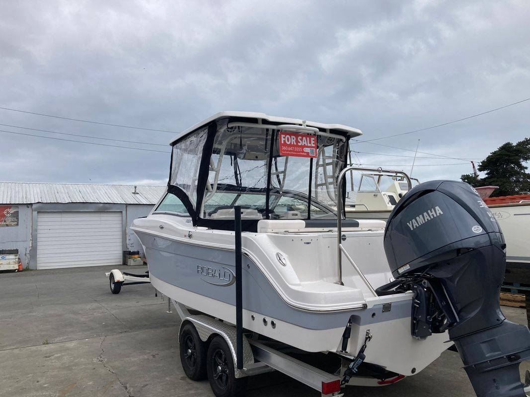 2021 Robalo R247 - Image 3