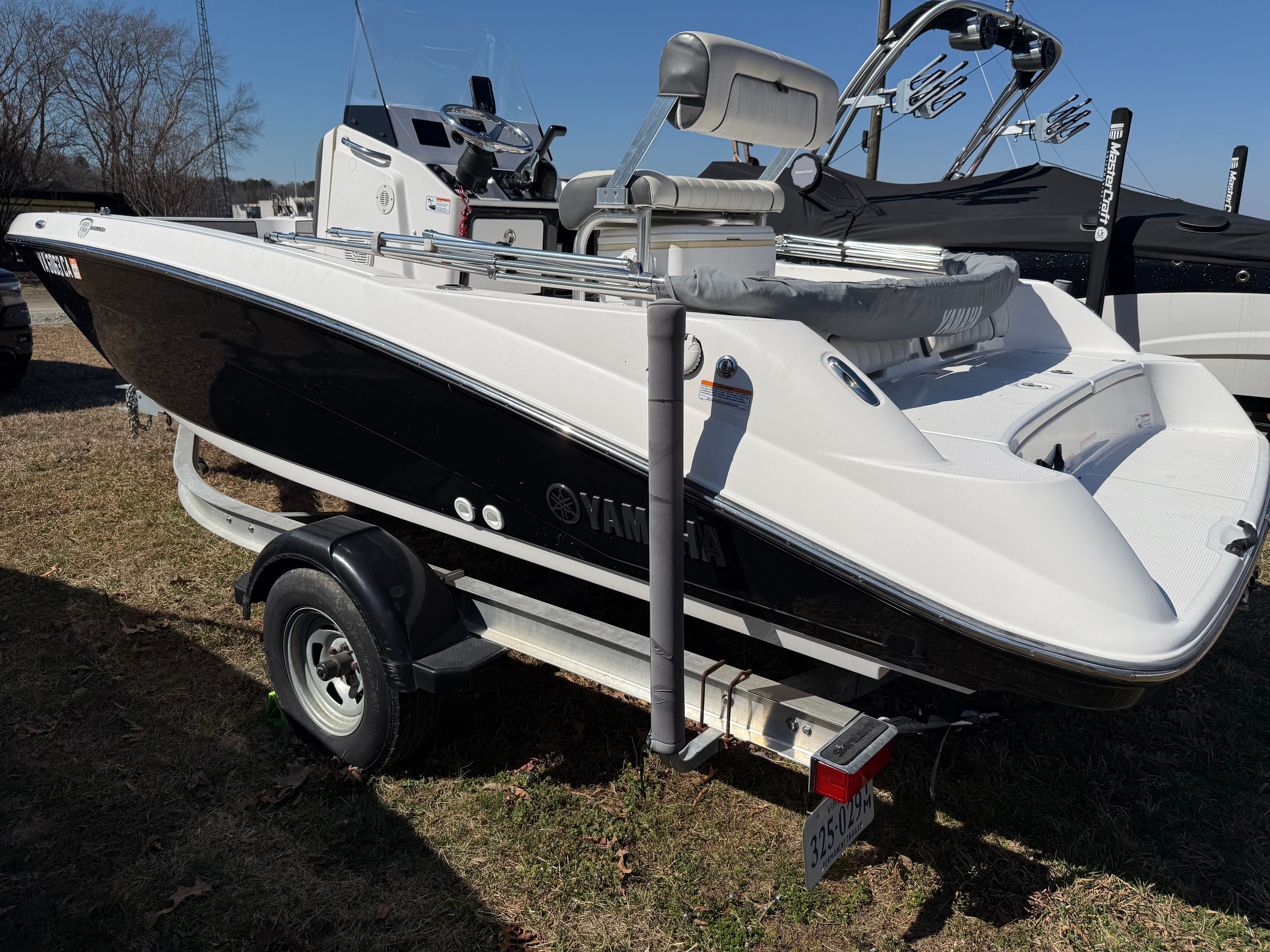 2018 Yamaha Boats 190 FSH Deluxe - 3