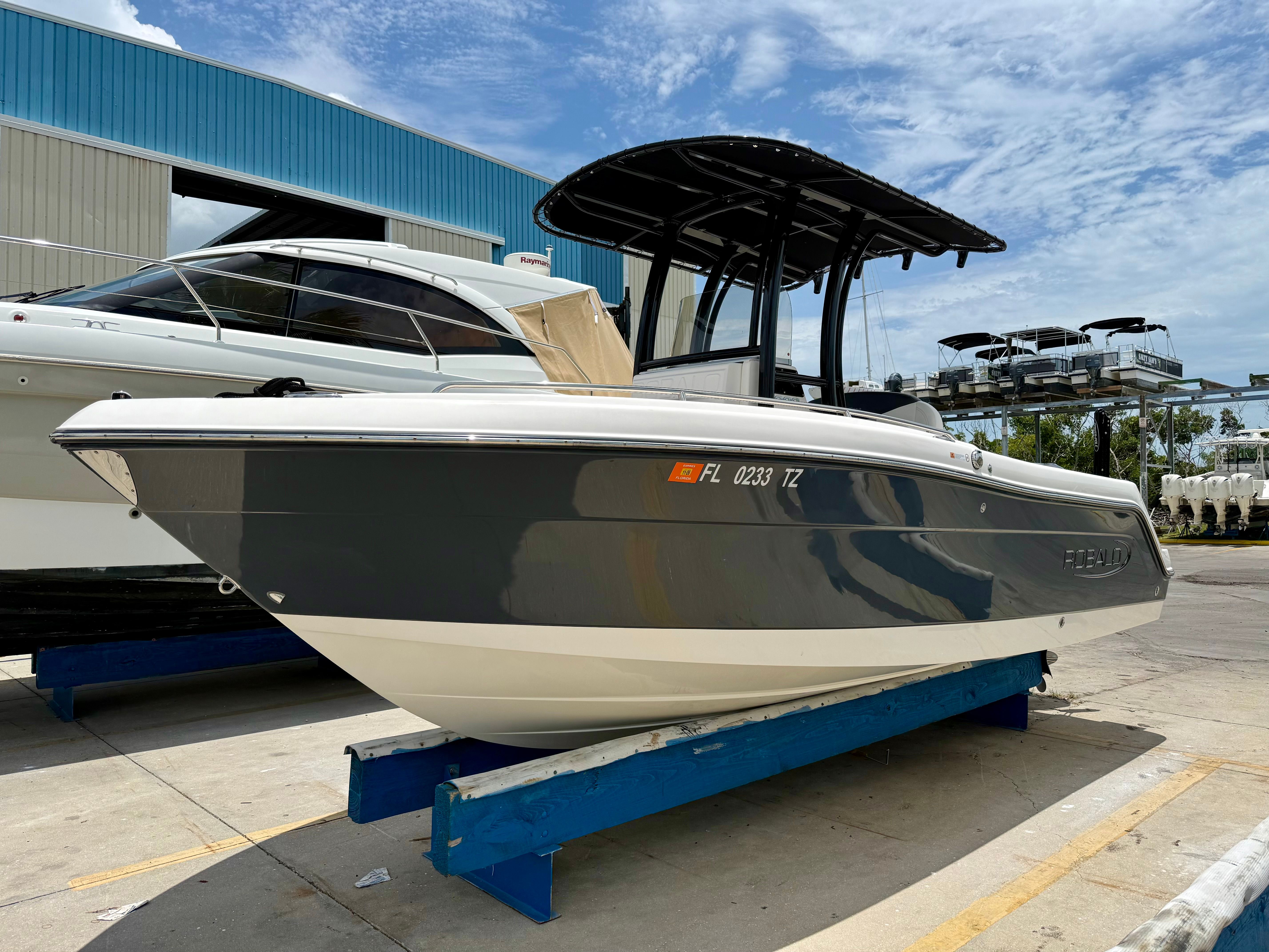 2024 Robalo R222 Explorer