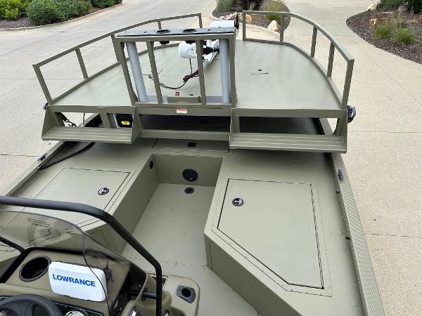 2025 Tracker Grizzly 2072 CC Sportsman boat with spacious deck and Lowrance equipment.
