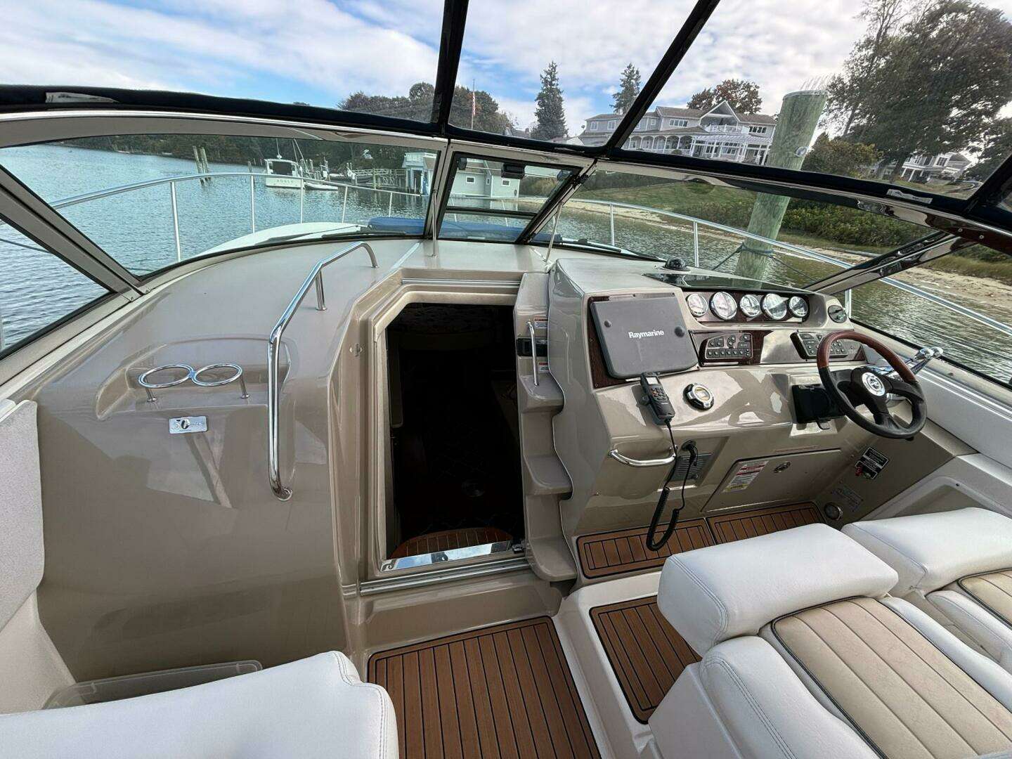 2009 Sea Ray SUNDANCER 350 - Image 14