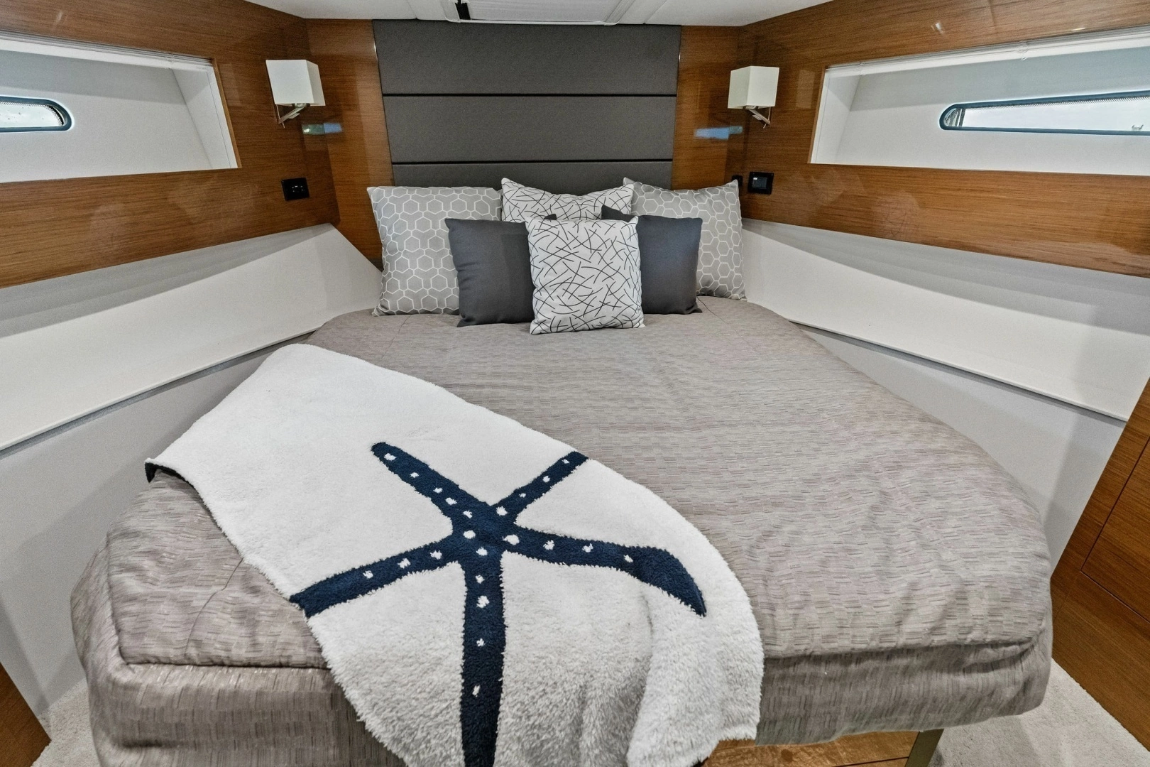 2019 Cruisers Yachts 42 Cantius - Image 39