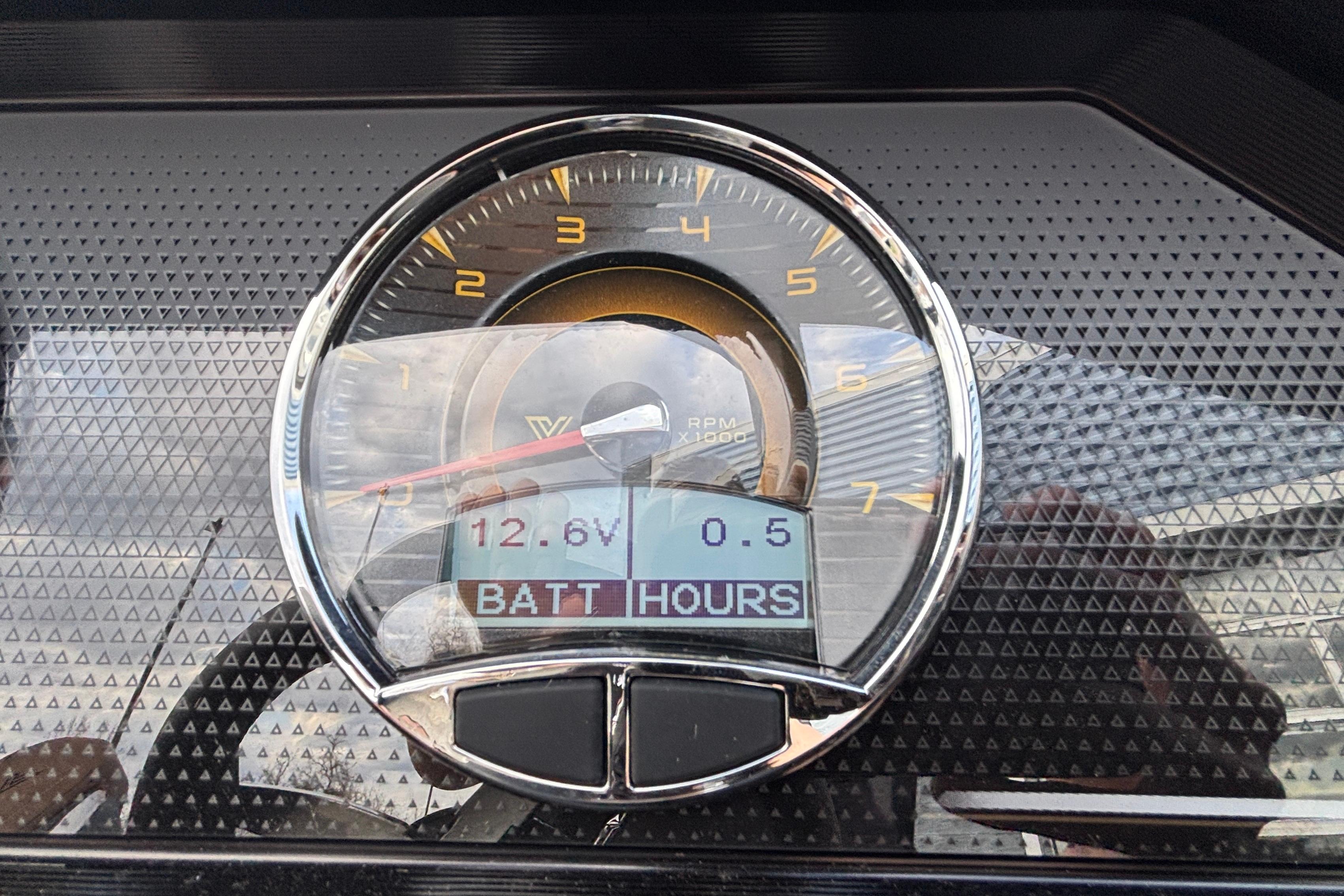 Dashboard of 2026 Viaggio Diamante U 26 showing battery voltage and hours.
