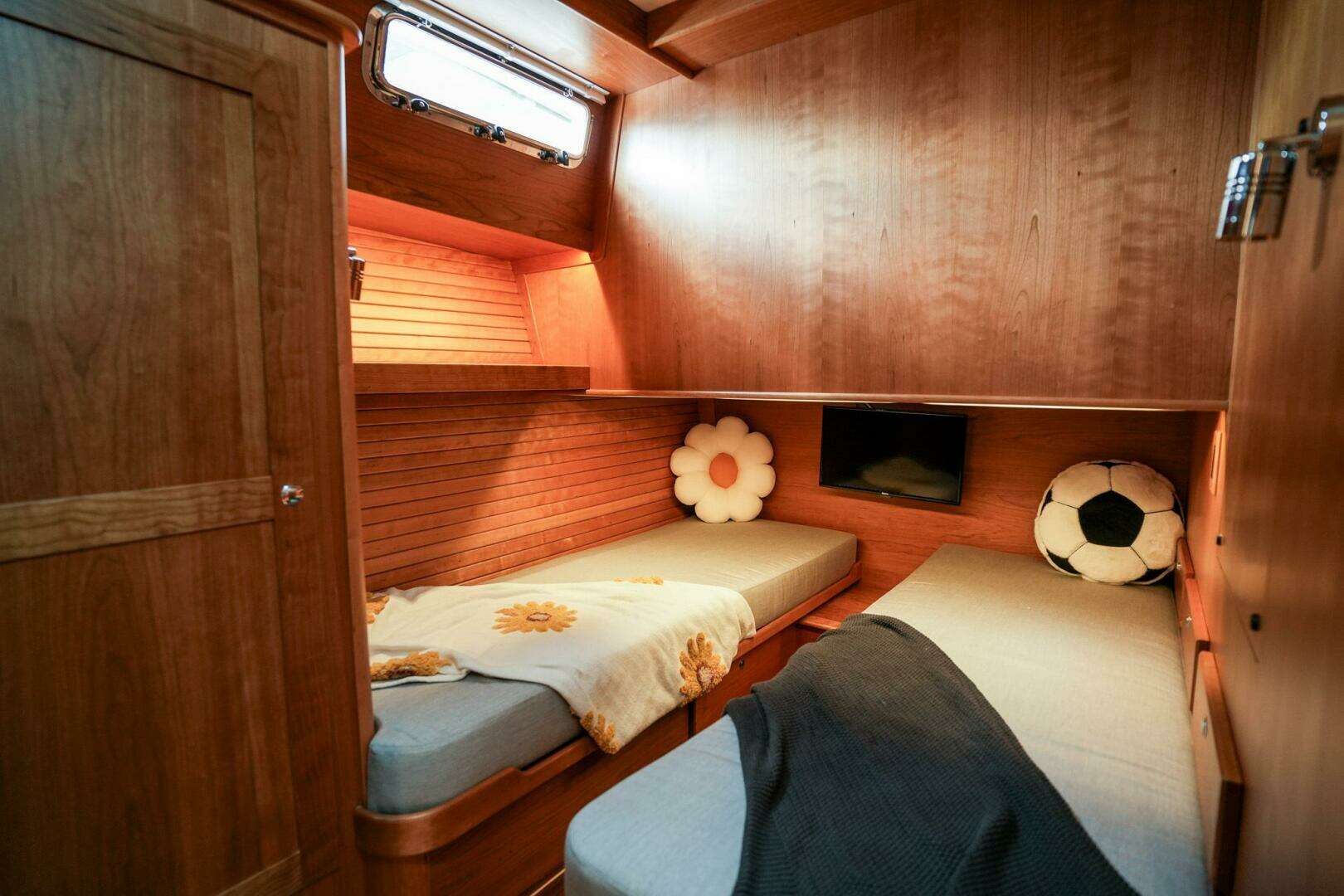 2027 Sabre 45 Salon Express - Image 31