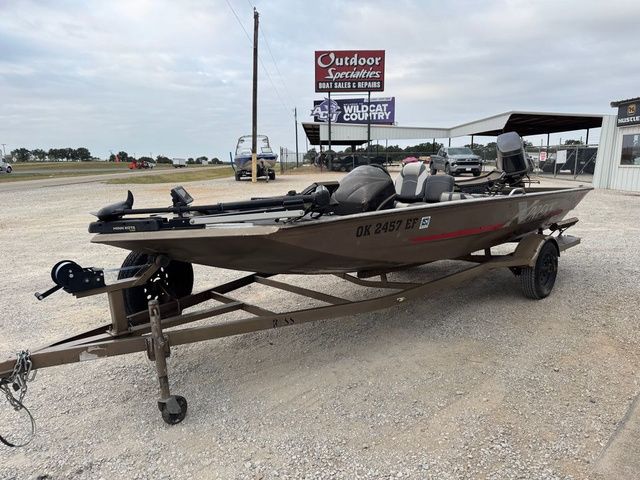 2001 Xpress X51 boat on trailer at outdoor dealership.